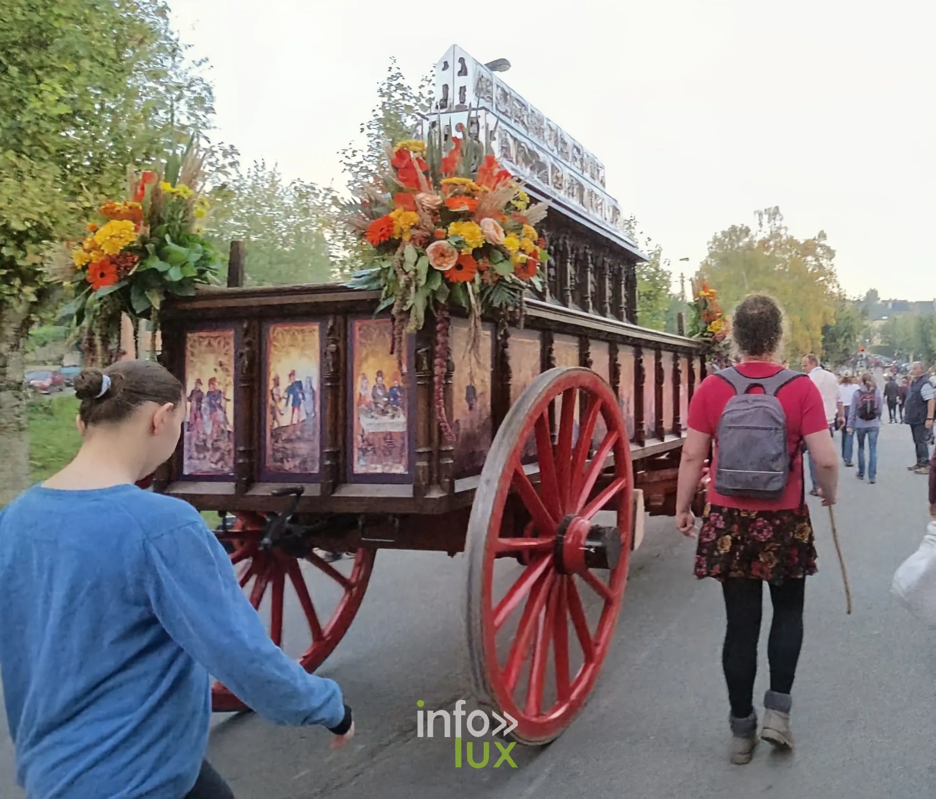 750e Tour Sainte-Gertrude, Nivelles, 4 octobre 2026 : Le char de la châsse et les marcheurs sur le parcours