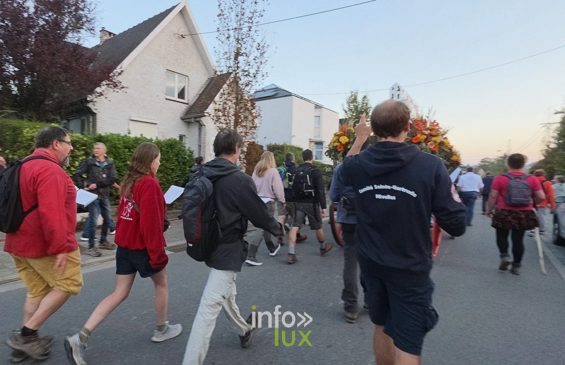 750e Tour Sainte-Gertrude, Nivelles, 4 octobre 2026 : Le char de la châsse et les marcheurs sur le parcours