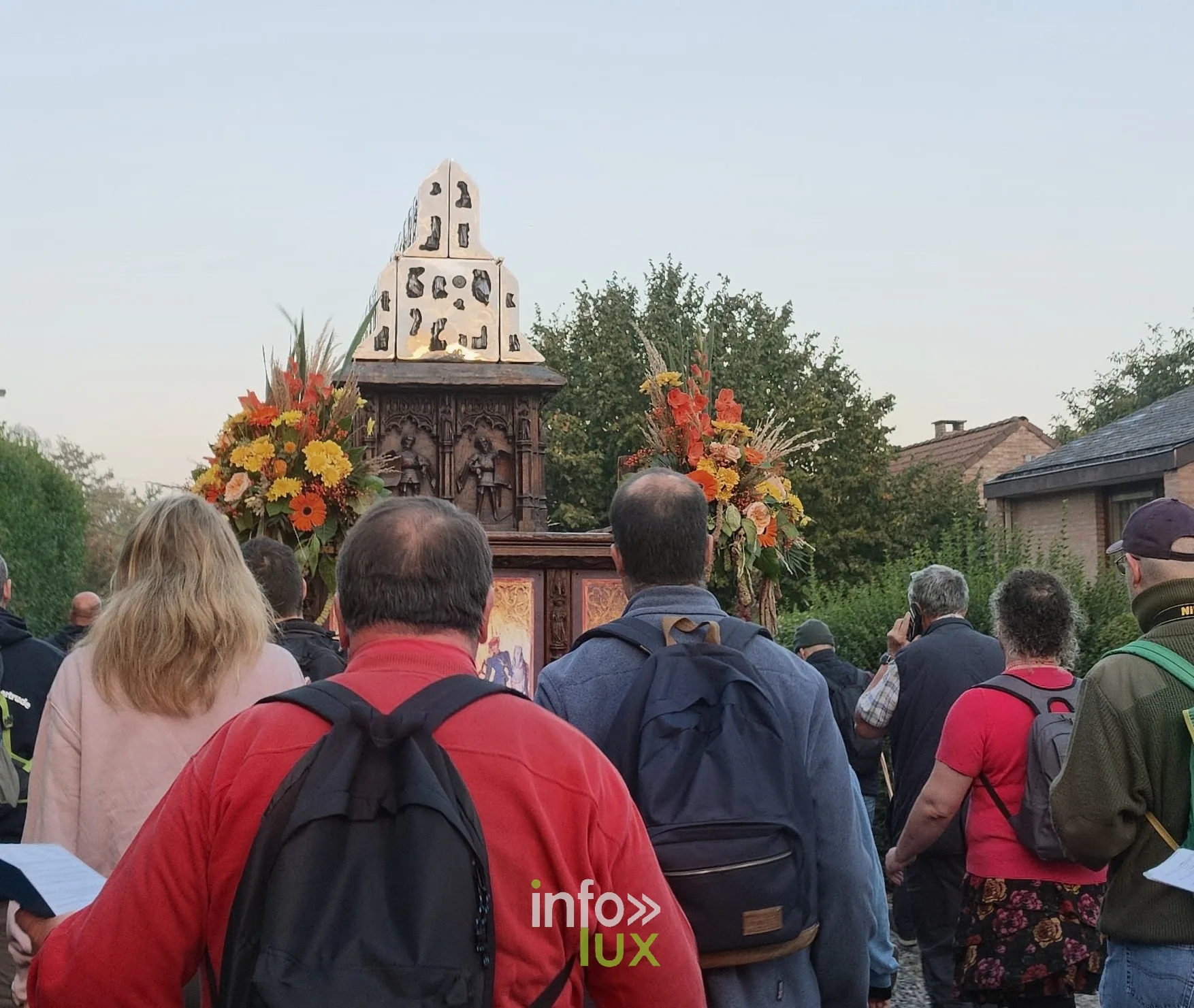 750e Tour Sainte-Gertrude, Nivelles, 4 octobre 2026 : Le char de la châsse et les marcheurs sur le parcours