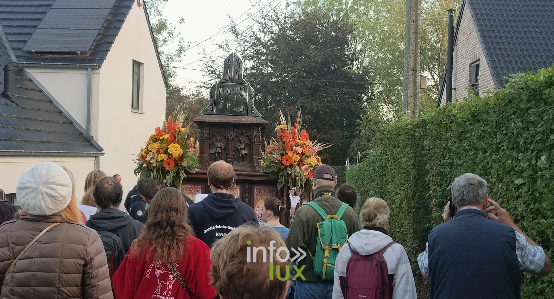750e Tour Sainte-Gertrude, Nivelles, 4 octobre 2026 : Le char de la châsse et les marcheurs sur le parcours
