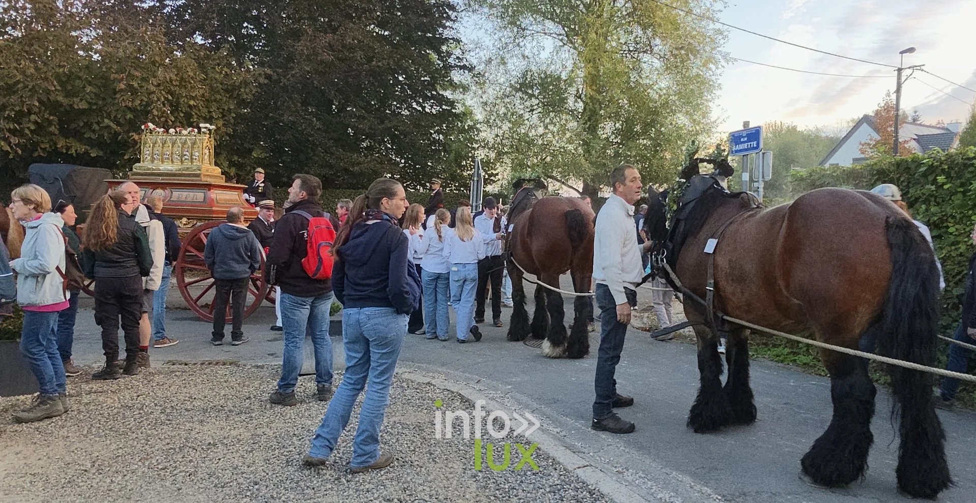 750e Tour Sainte-Gertrude, Nivelles, 4 octobre 2026 : Le char de la châsse et les marcheurs sur le parcours