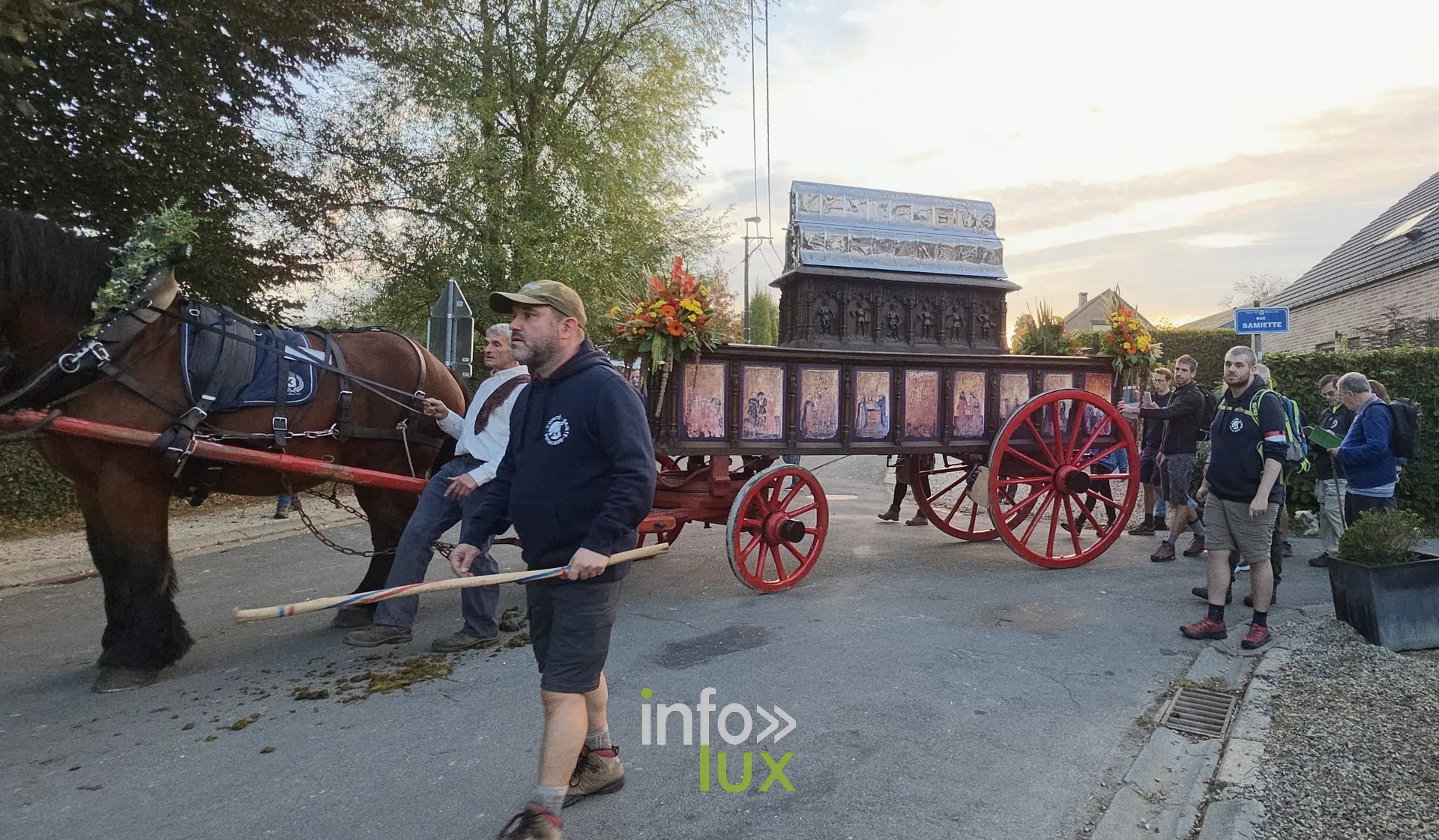 750e Tour Sainte-Gertrude, Nivelles, 4 octobre 2026 : Le char de la châsse et les marcheurs sur le parcours