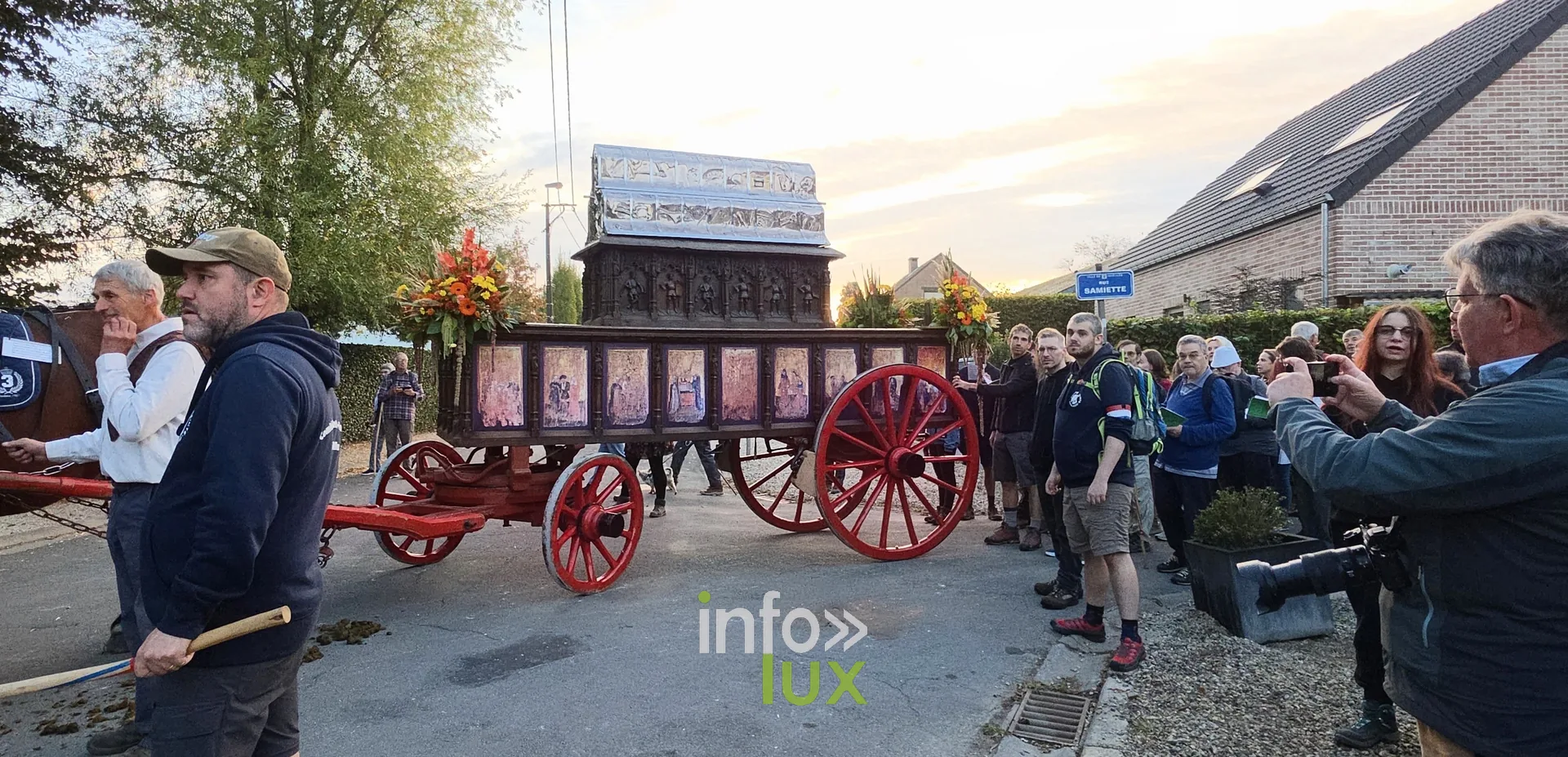750e Tour Sainte-Gertrude, Nivelles, 4 octobre 2026 : Le char de la châsse et les marcheurs sur le parcours