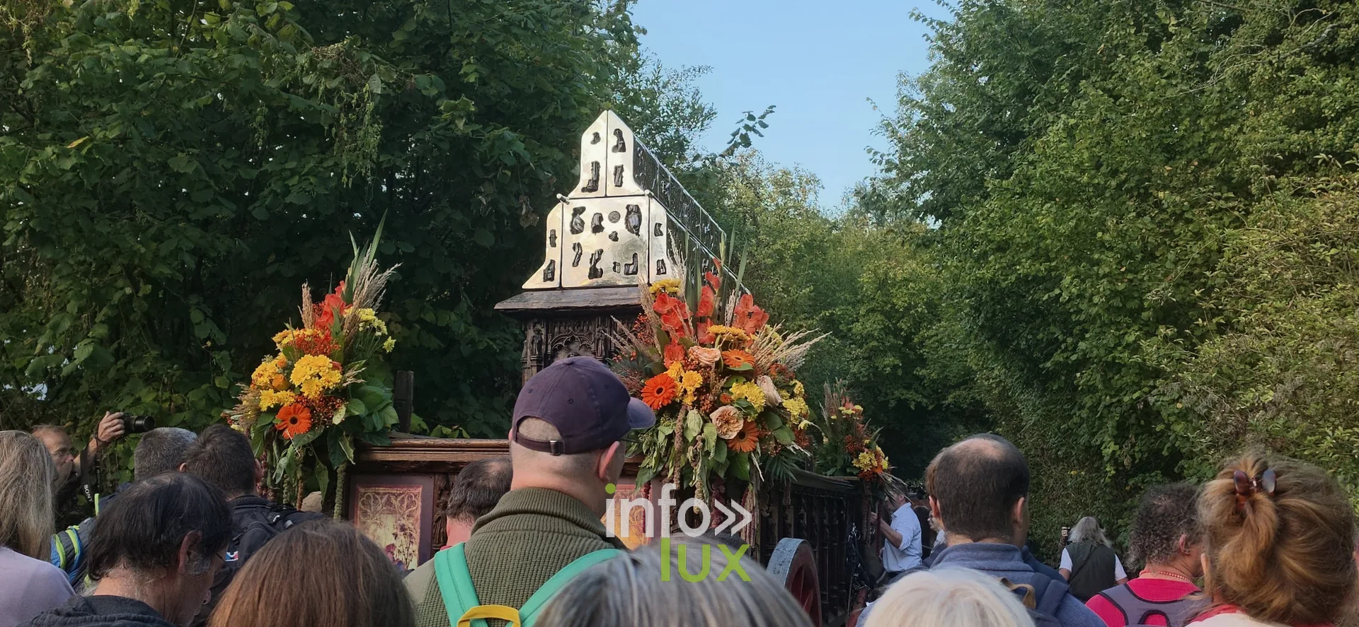 750e Tour Sainte-Gertrude, Nivelles, 4 octobre 2026 : Le char de la châsse et les marcheurs sur le parcours