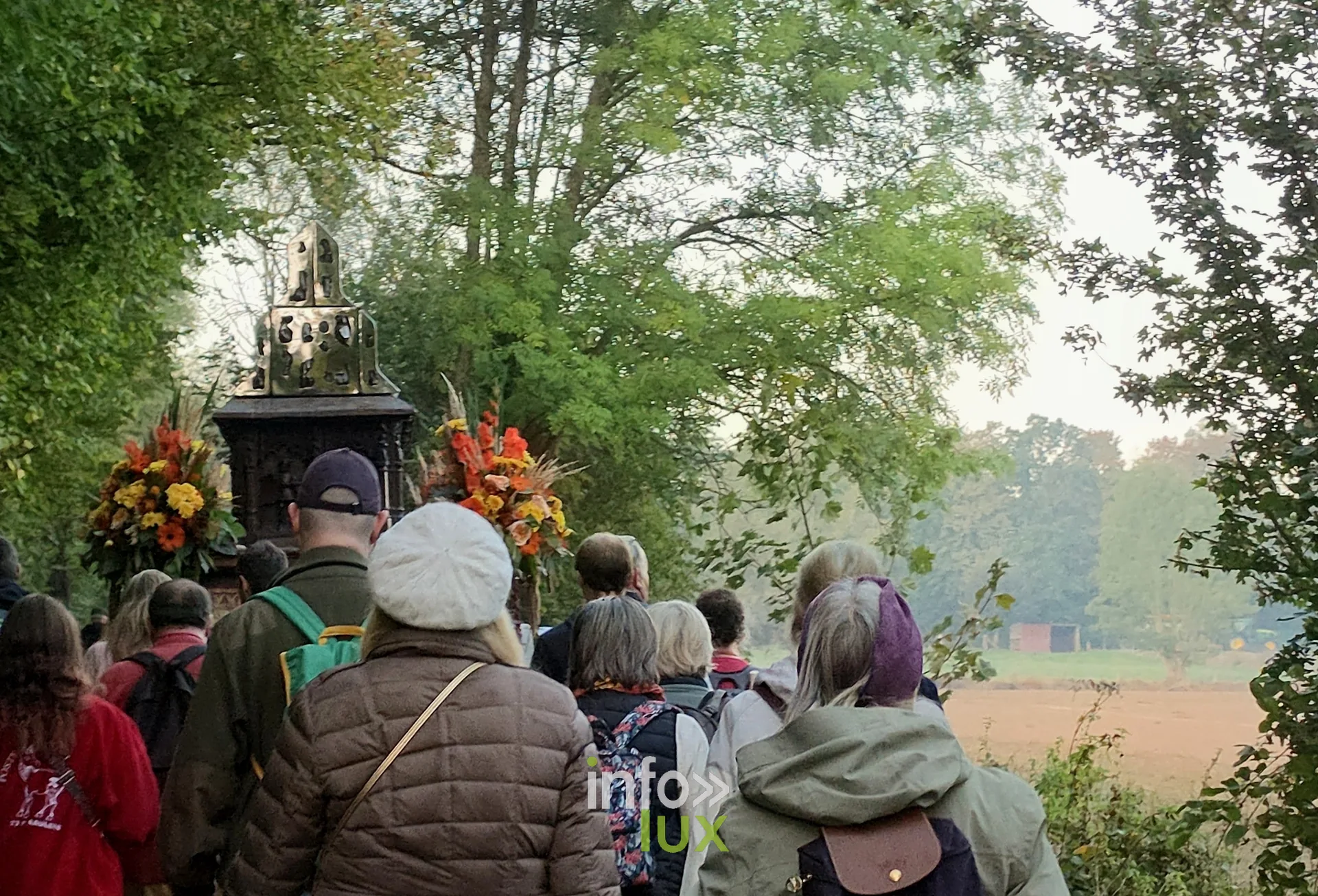 750e Tour Sainte-Gertrude, Nivelles, 4 octobre 2026 : Le char de la châsse et les marcheurs sur le parcours