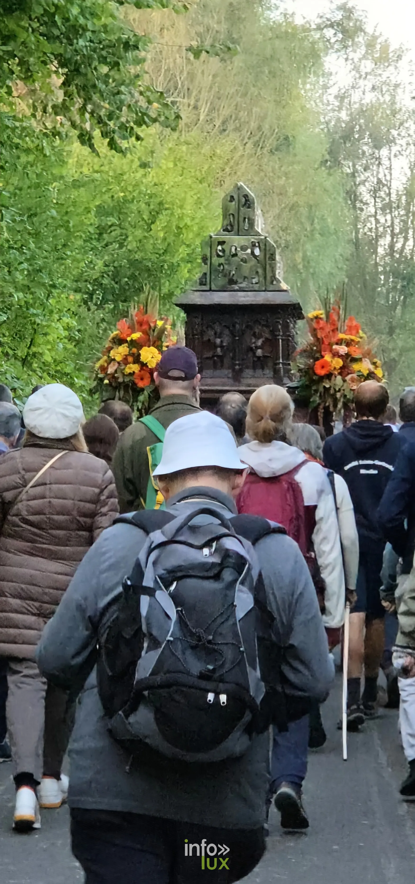 750e Tour Sainte-Gertrude, Nivelles, 4 octobre 2026 : Le char de la châsse et les marcheurs sur le parcours