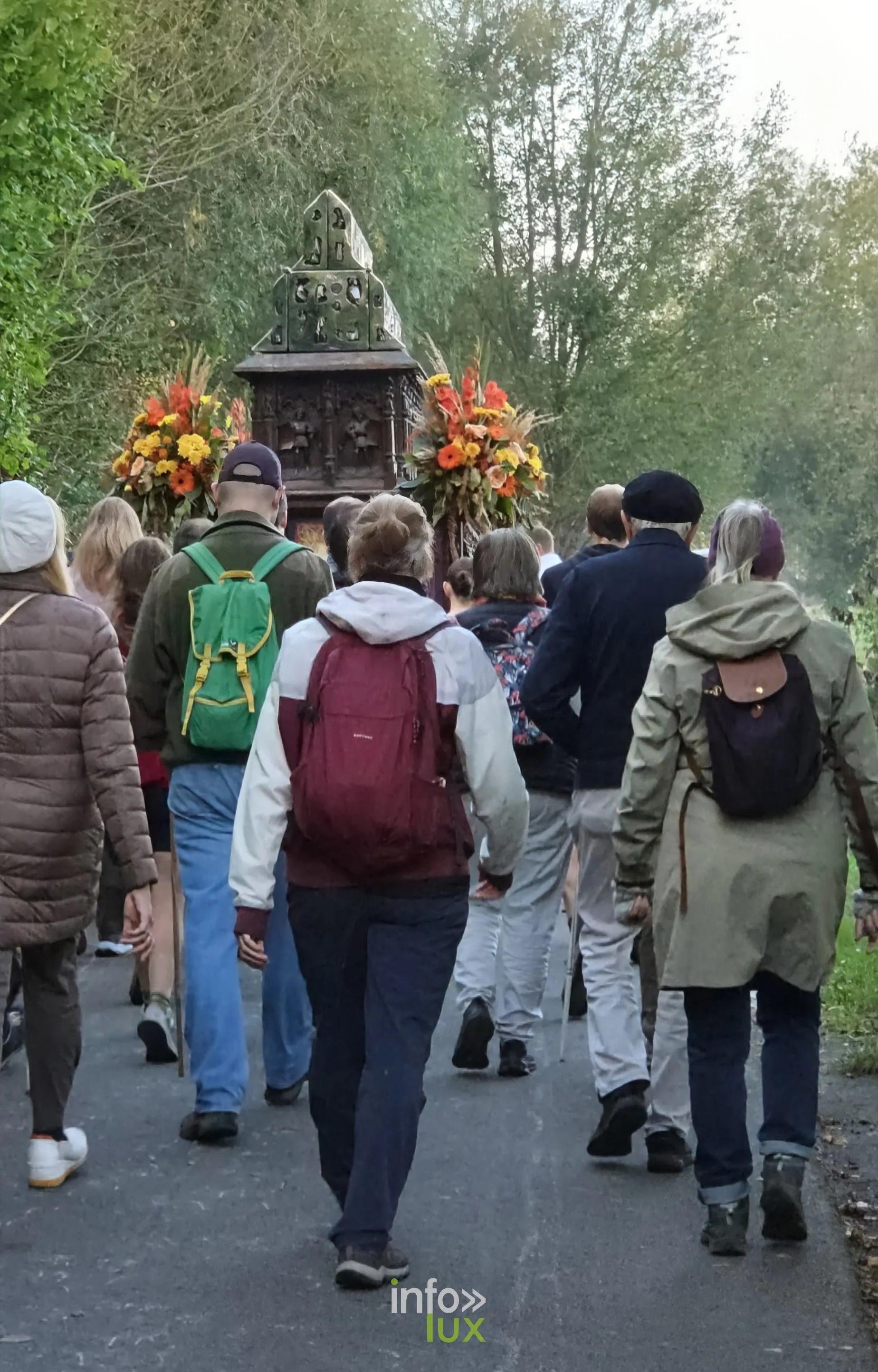 750e Tour Sainte-Gertrude, Nivelles, 4 octobre 2026 : Le char de la châsse et les marcheurs sur le parcours