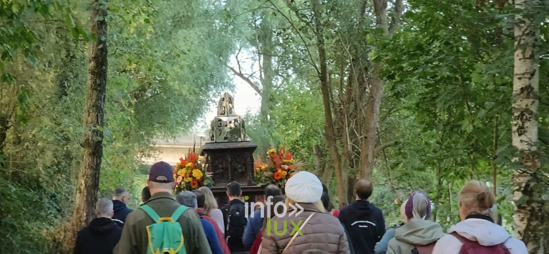 750e Tour Sainte-Gertrude, Nivelles, 4 octobre 2026 : Le char de la châsse et les marcheurs sur le parcours