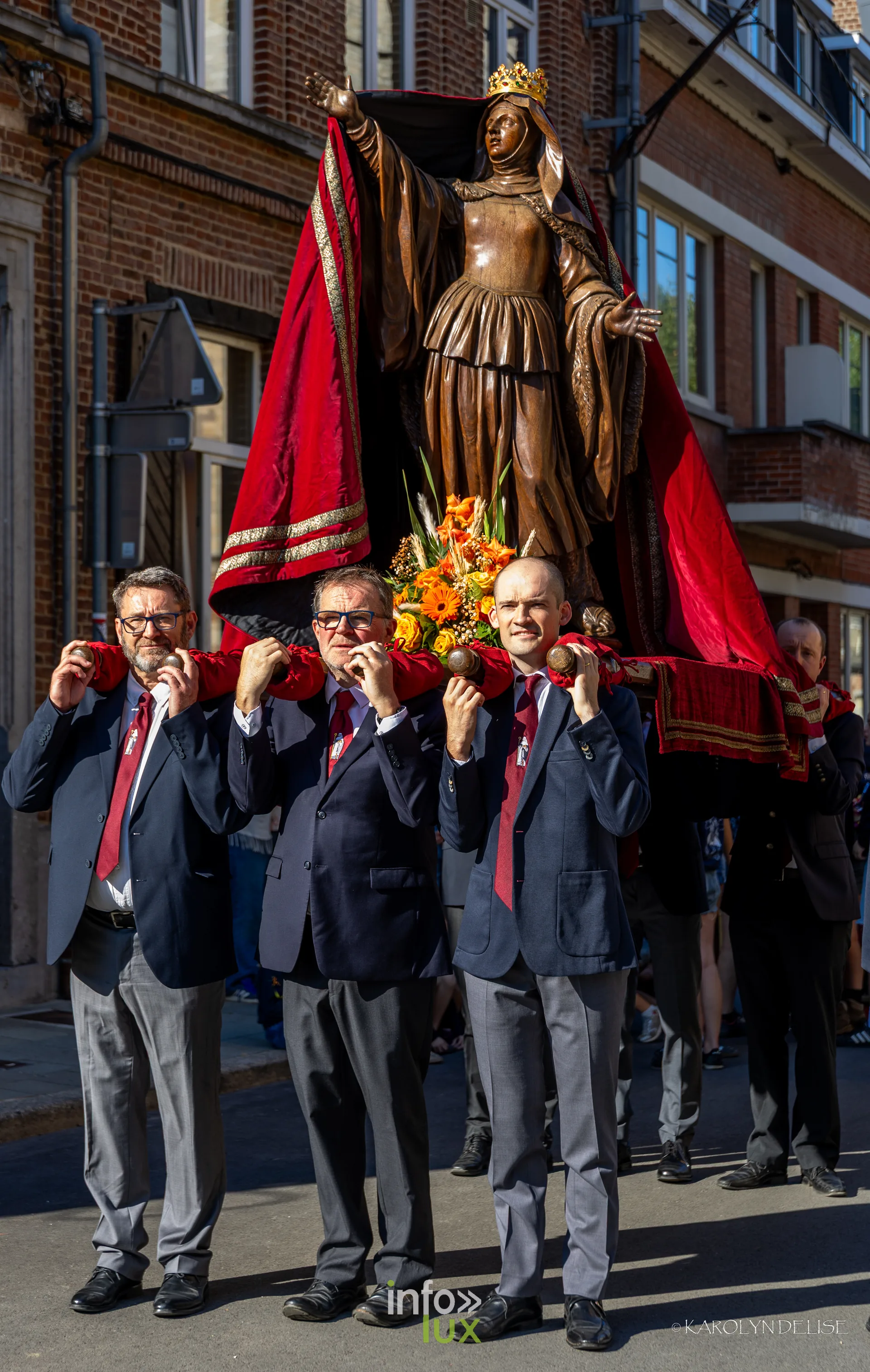 750e Tour Sainte-Gertrude, Nivelles, 4 octobre 2026 : Un groupe costumé avant la rentrée