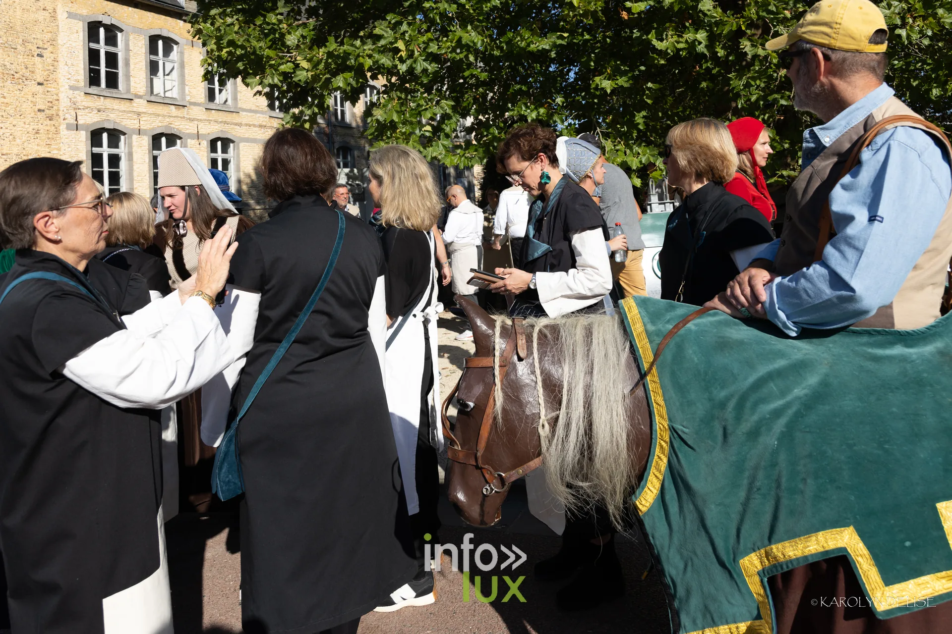 750e Tour Sainte-Gertrude, Nivelles, 4 octobre 2026 : Un groupe costumé avant la rentrée