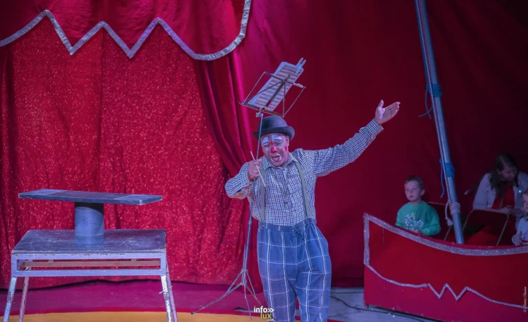 Univers Circus à Saint-Hubert : clowns, jongleurs et numéro de chien pour une première en Belgique (photos)