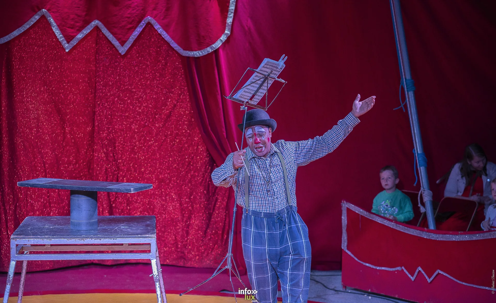 Univers Circus à Saint-Hubert, septembre 2026 : clown, équilibriste, jongleur, cerceaux et numéro de chien sous le chapiteau