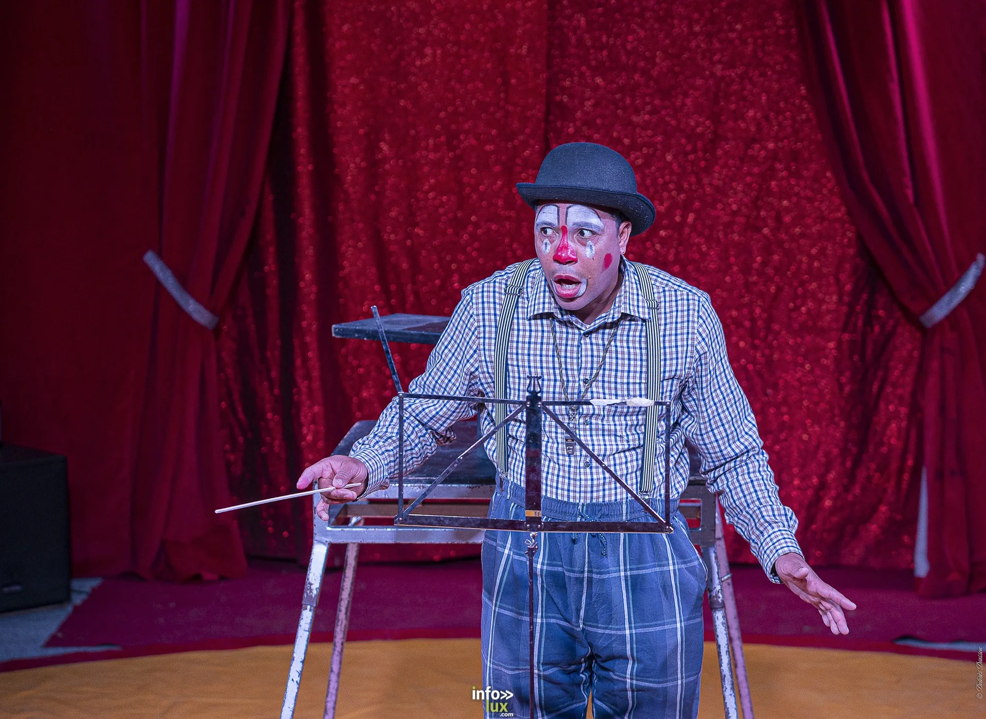 Univers Circus à Saint-Hubert, septembre 2026 : clown, équilibriste, jongleur, cerceaux et numéro de chien sous le chapiteau