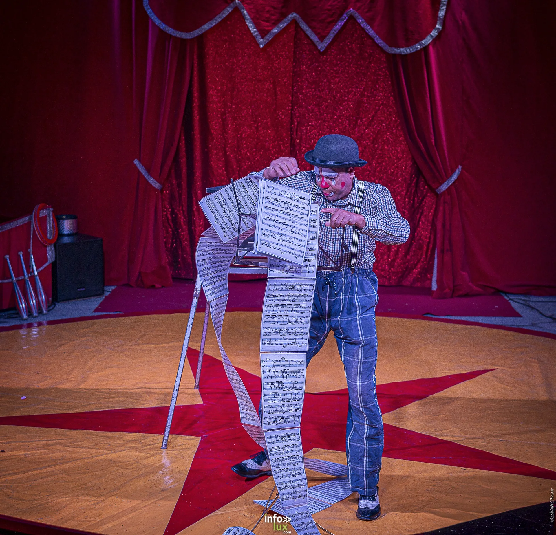 Univers Circus à Saint-Hubert, septembre 2026 : clown, équilibriste, jongleur, cerceaux et numéro de chien sous le chapiteau