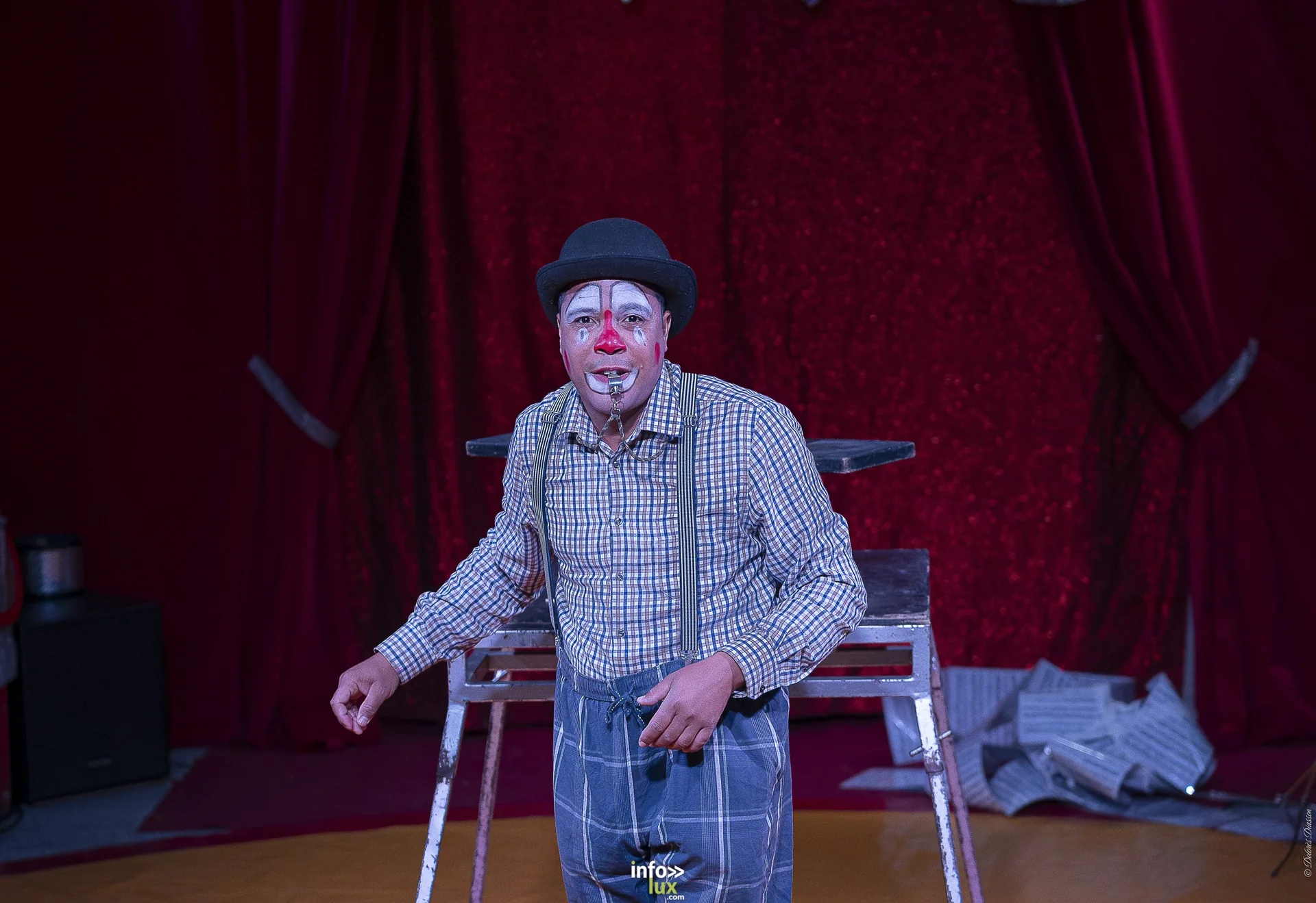 Univers Circus à Saint-Hubert, septembre 2026 : clown, équilibriste, jongleur, cerceaux et numéro de chien sous le chapiteau