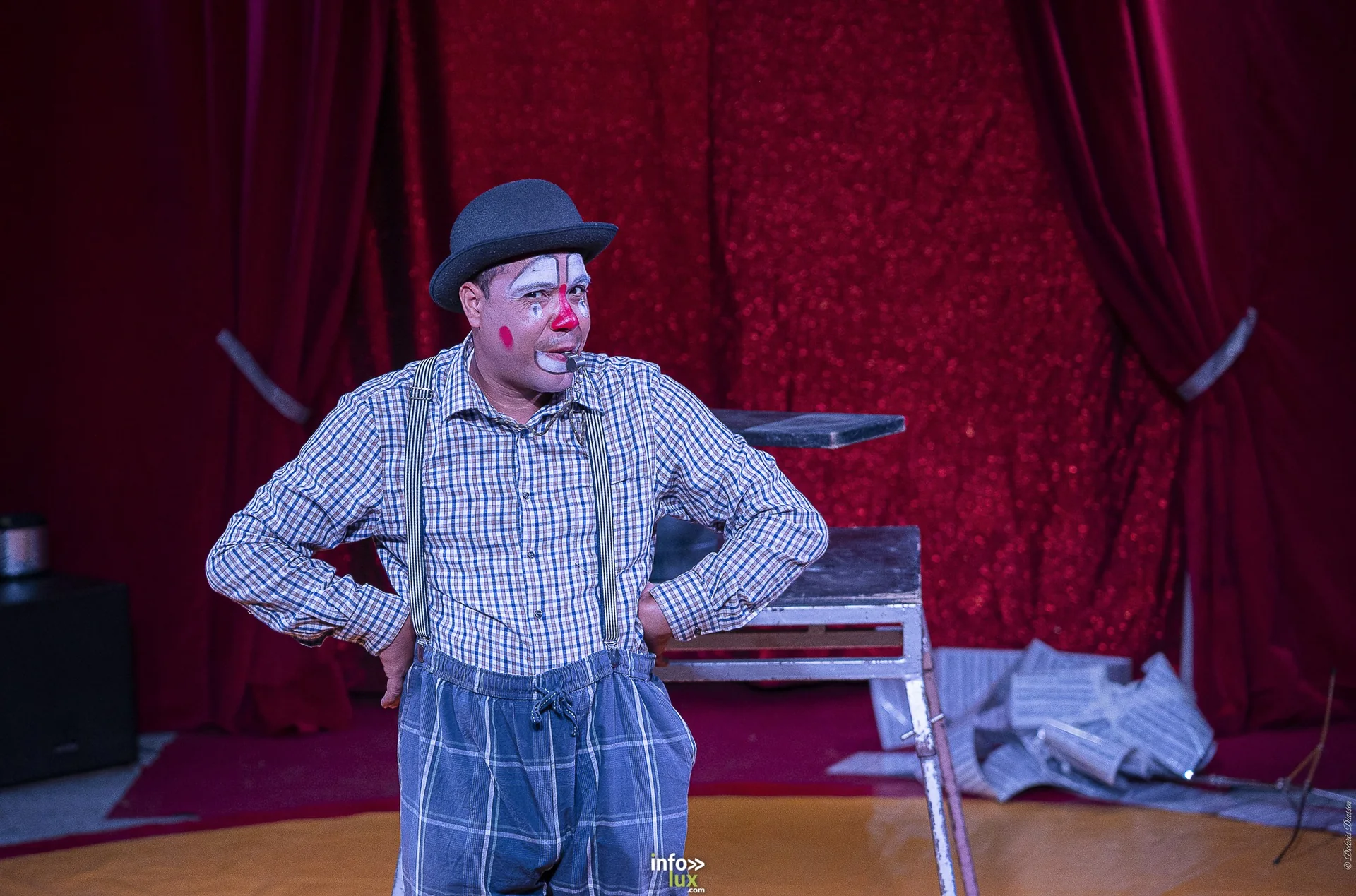 Univers Circus à Saint-Hubert, septembre 2026 : clown, équilibriste, jongleur, cerceaux et numéro de chien sous le chapiteau