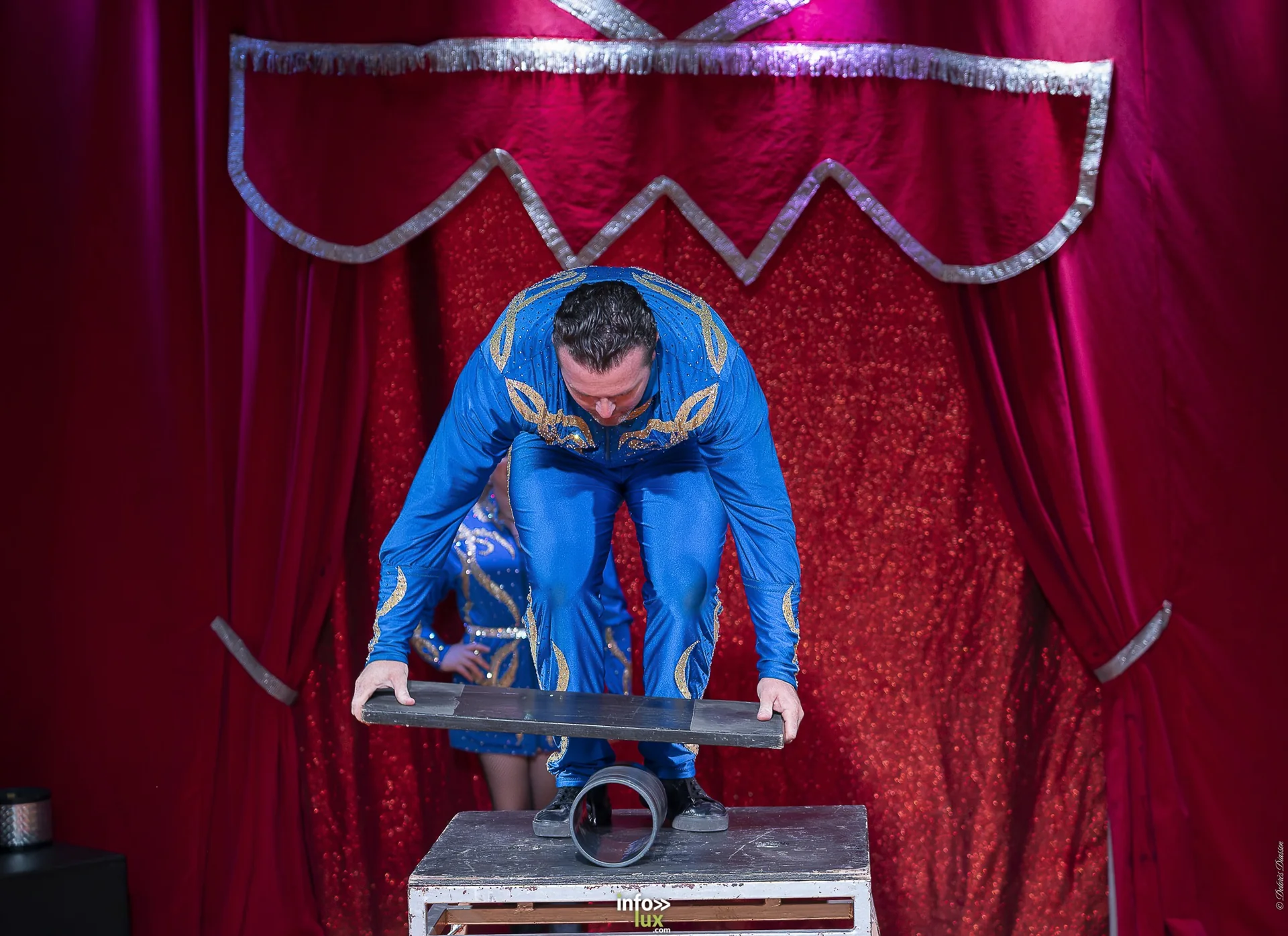 Univers Circus à Saint-Hubert, septembre 2026 : clown, équilibriste, jongleur, cerceaux et numéro de chien sous le chapiteau