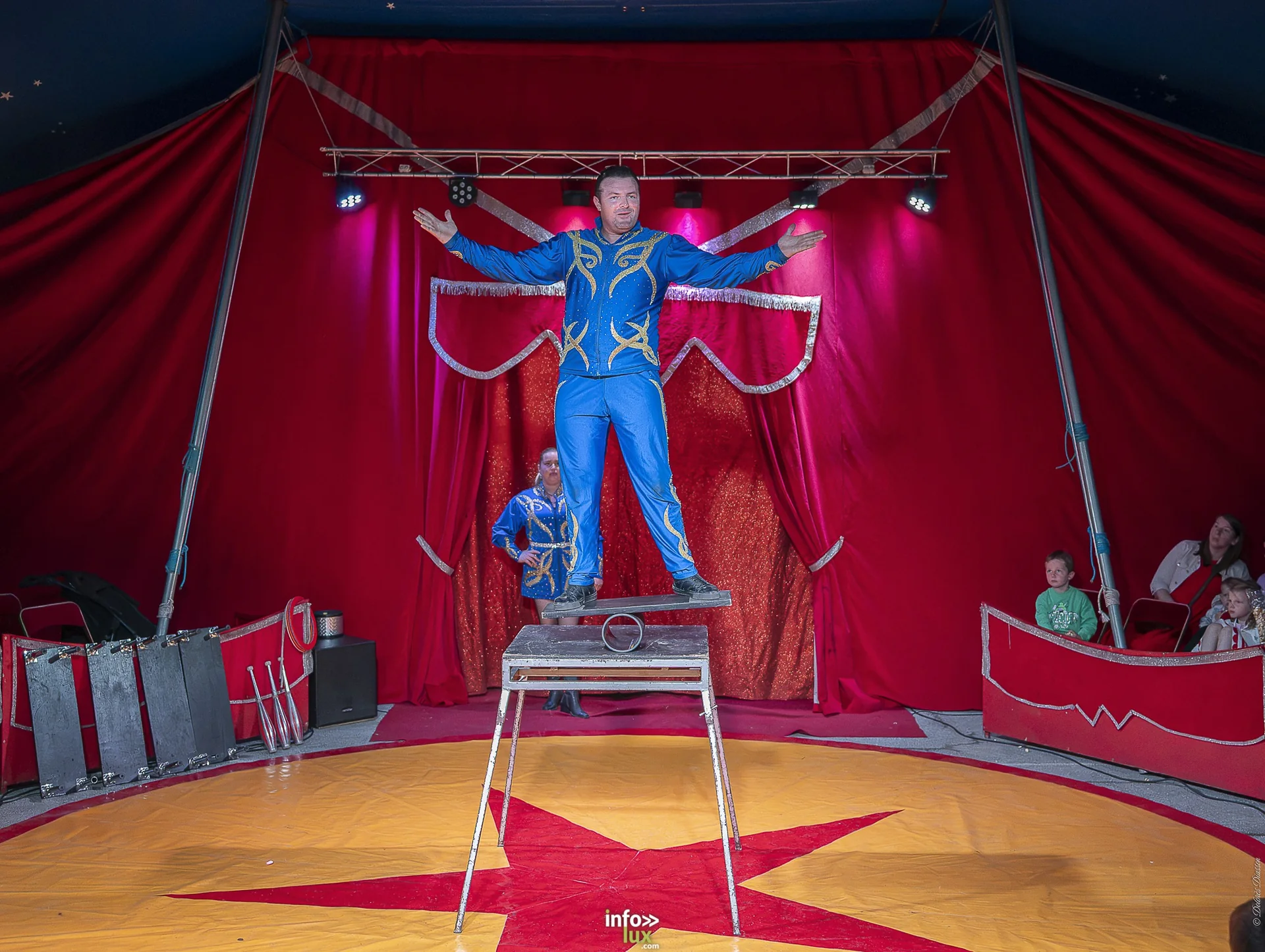 Univers Circus à Saint-Hubert, septembre 2026 : clown, équilibriste, jongleur, cerceaux et numéro de chien sous le chapiteau