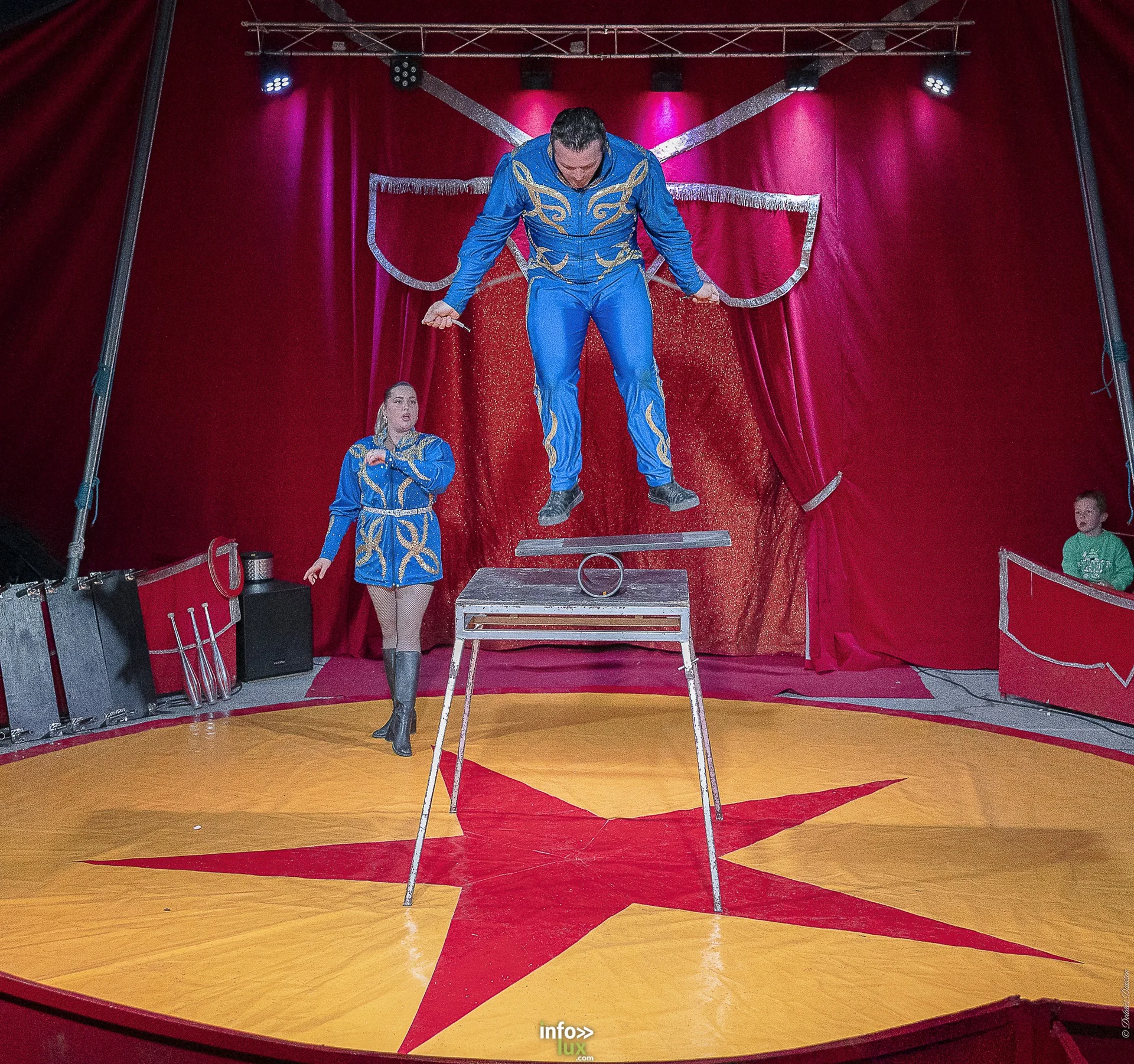 Univers Circus à Saint-Hubert, septembre 2026 : clown, équilibriste, jongleur, cerceaux et numéro de chien sous le chapiteau