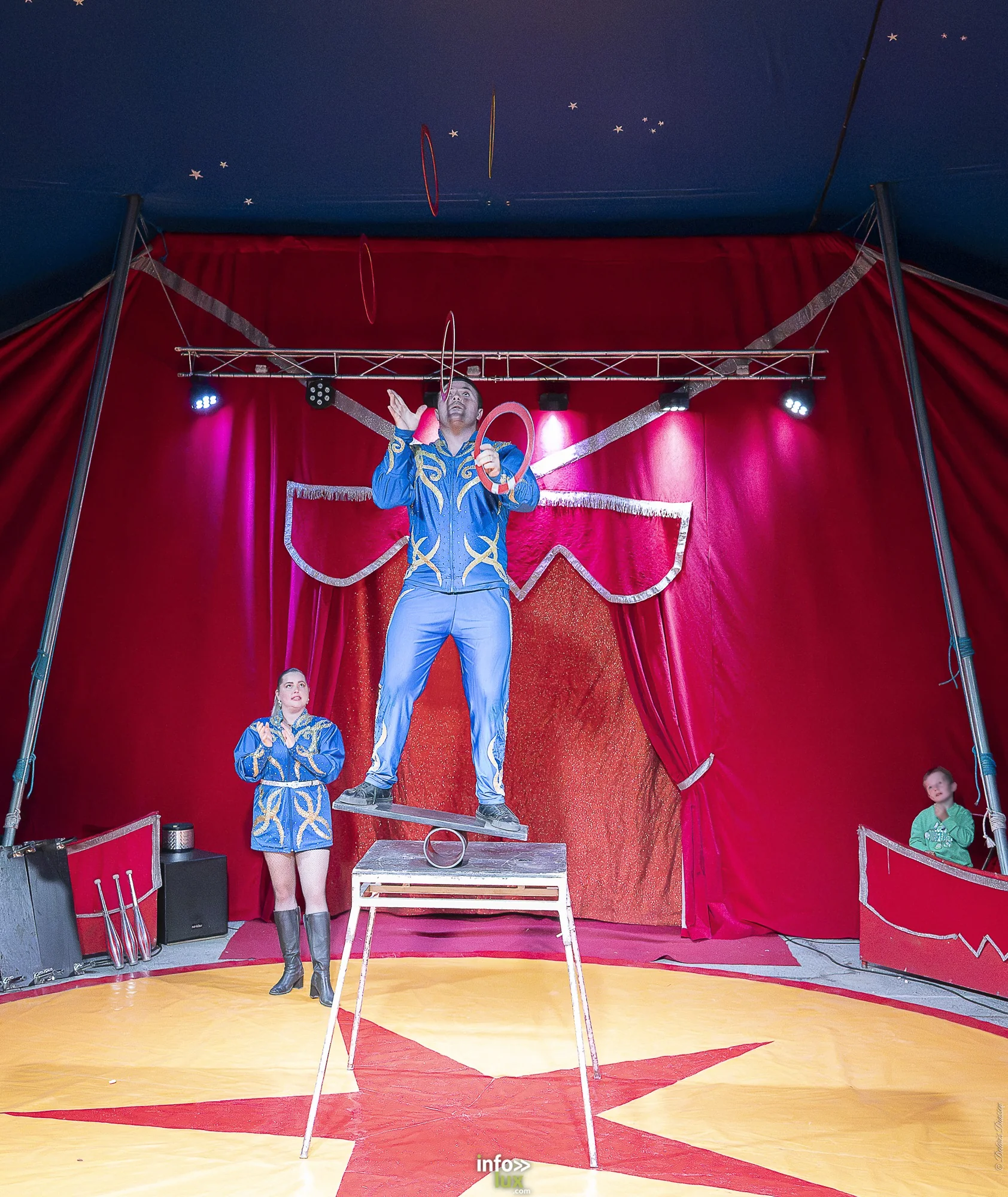 Univers Circus à Saint-Hubert, septembre 2026 : clown, équilibriste, jongleur, cerceaux et numéro de chien sous le chapiteau