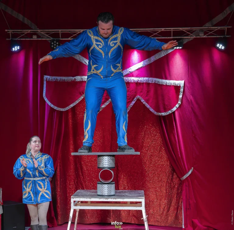 Univers Circus à Saint-Hubert : clowns, jongleurs et numéro de chien pour une première en Belgique (photos)