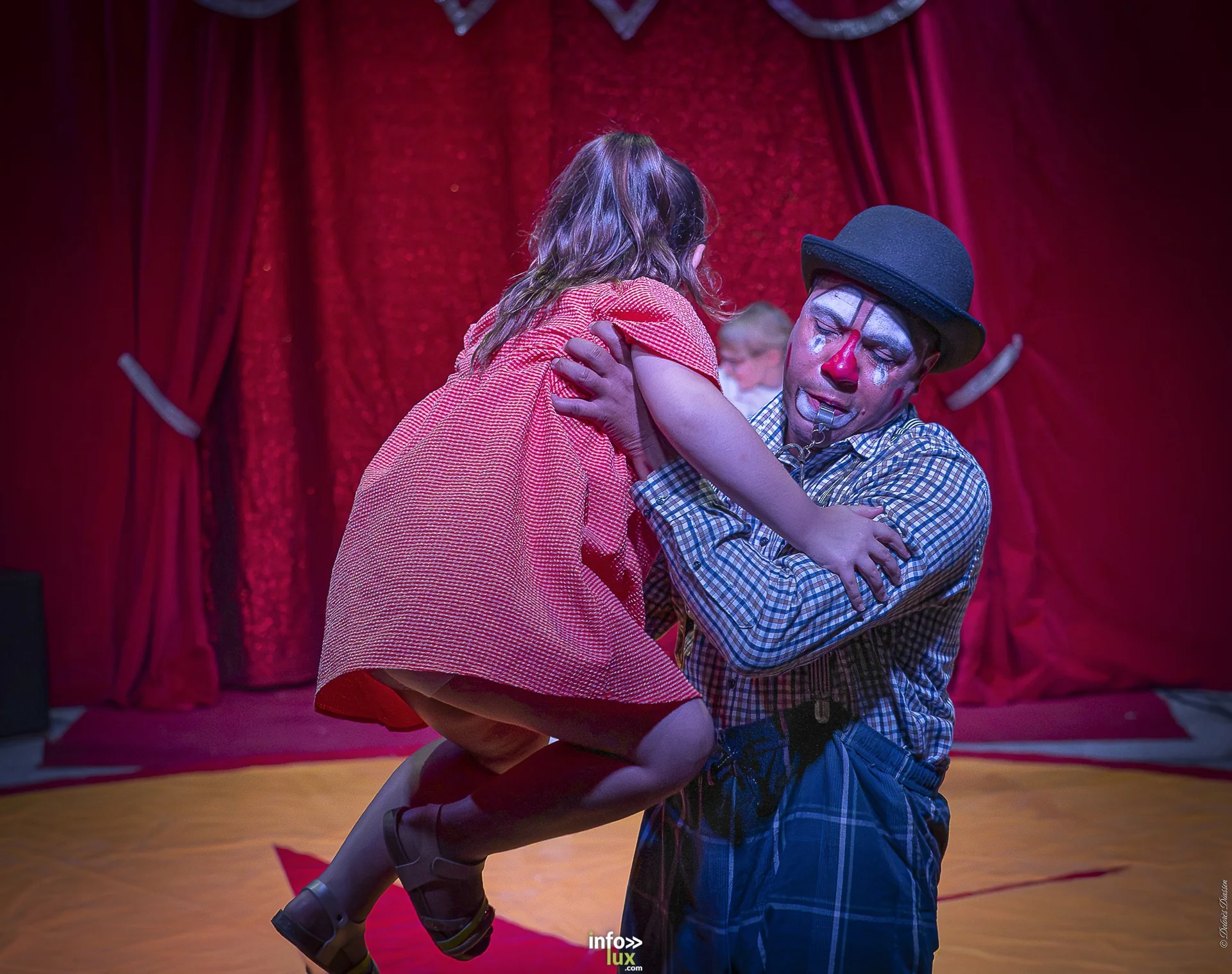 Univers Circus à Saint-Hubert, septembre 2026 : clown, équilibriste, jongleur, cerceaux et numéro de chien sous le chapiteau