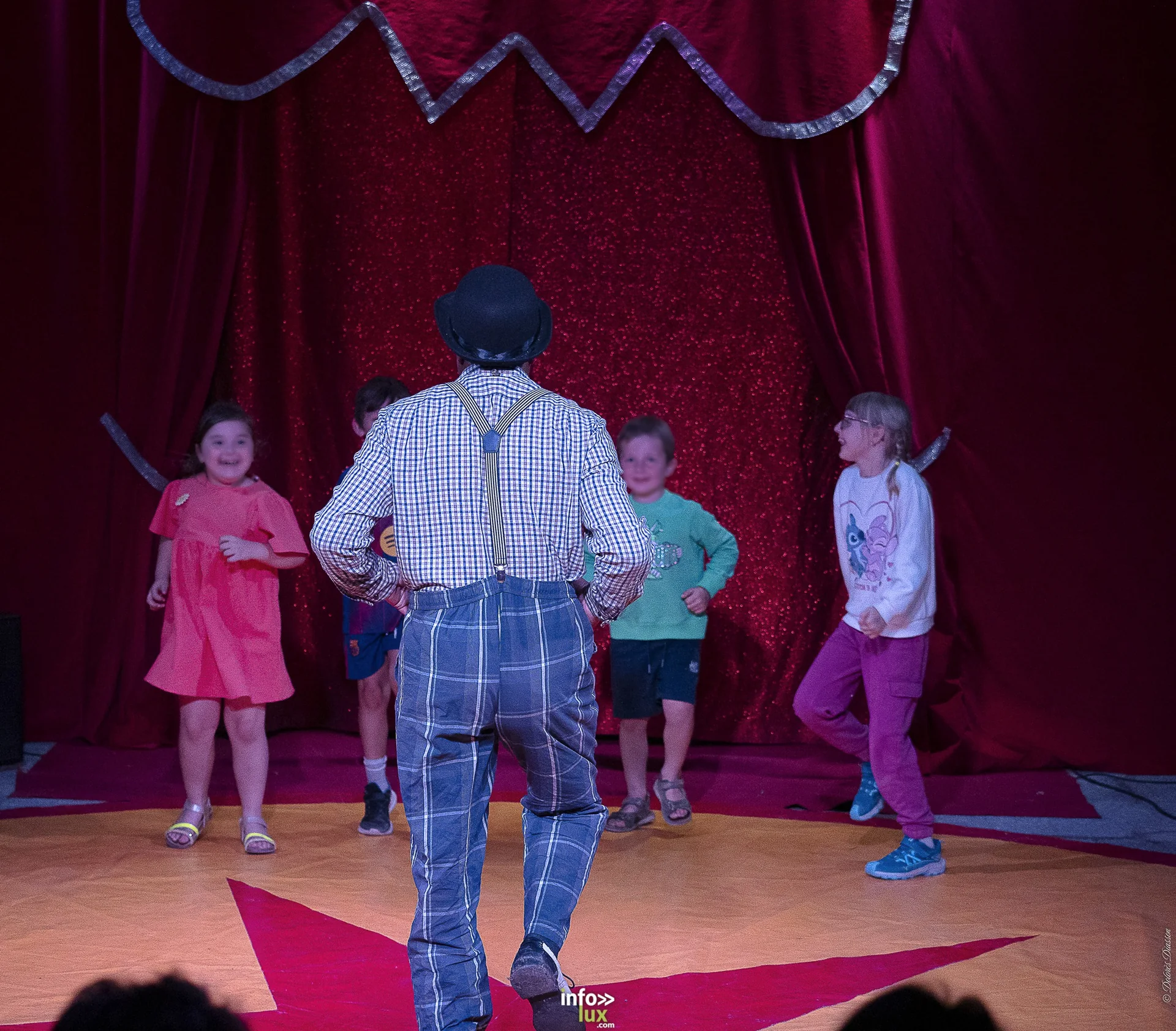 Univers Circus à Saint-Hubert, septembre 2026 : clown, équilibriste, jongleur, cerceaux et numéro de chien sous le chapiteau