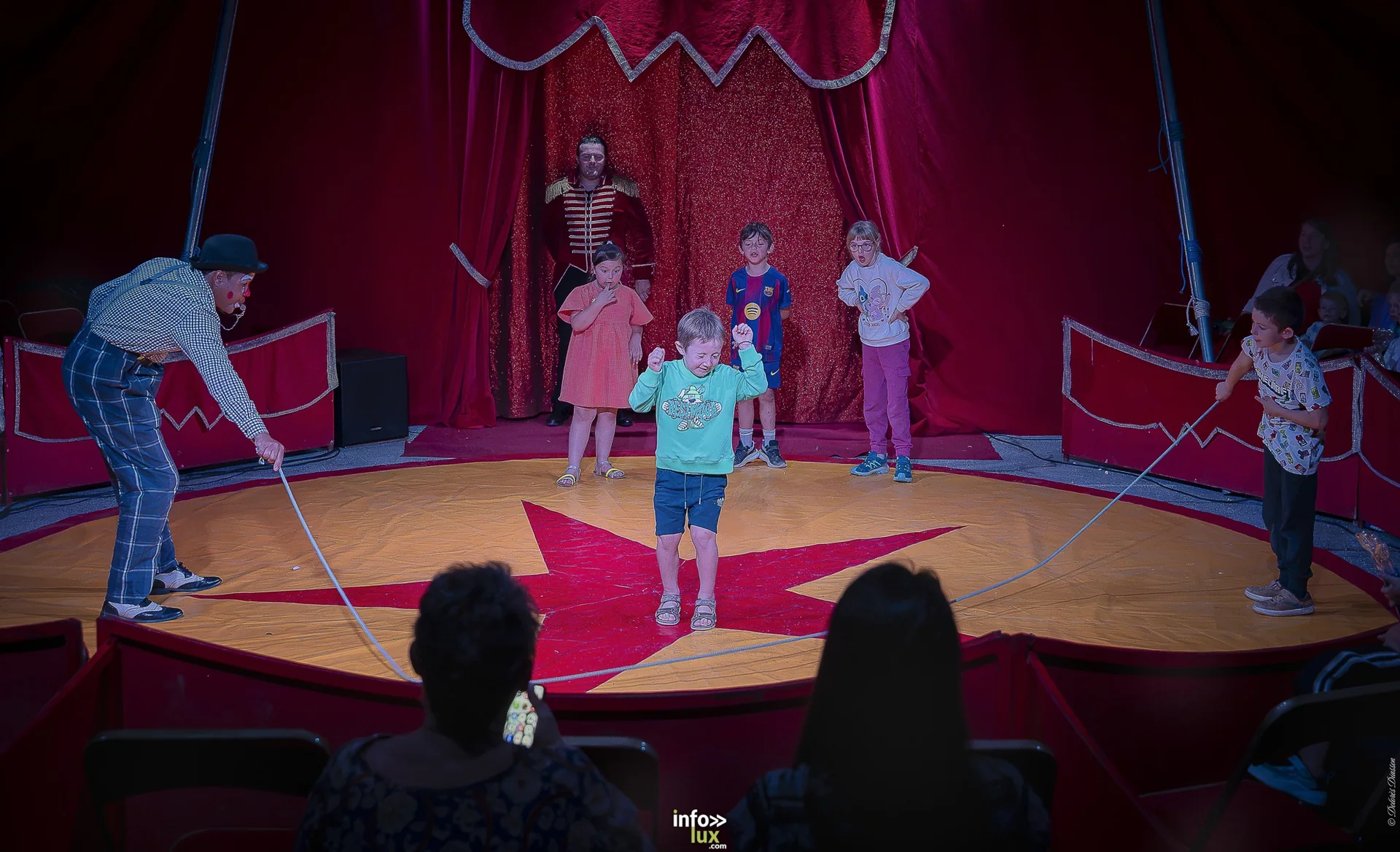 Univers Circus à Saint-Hubert, septembre 2026 : clown, équilibriste, jongleur, cerceaux et numéro de chien sous le chapiteau