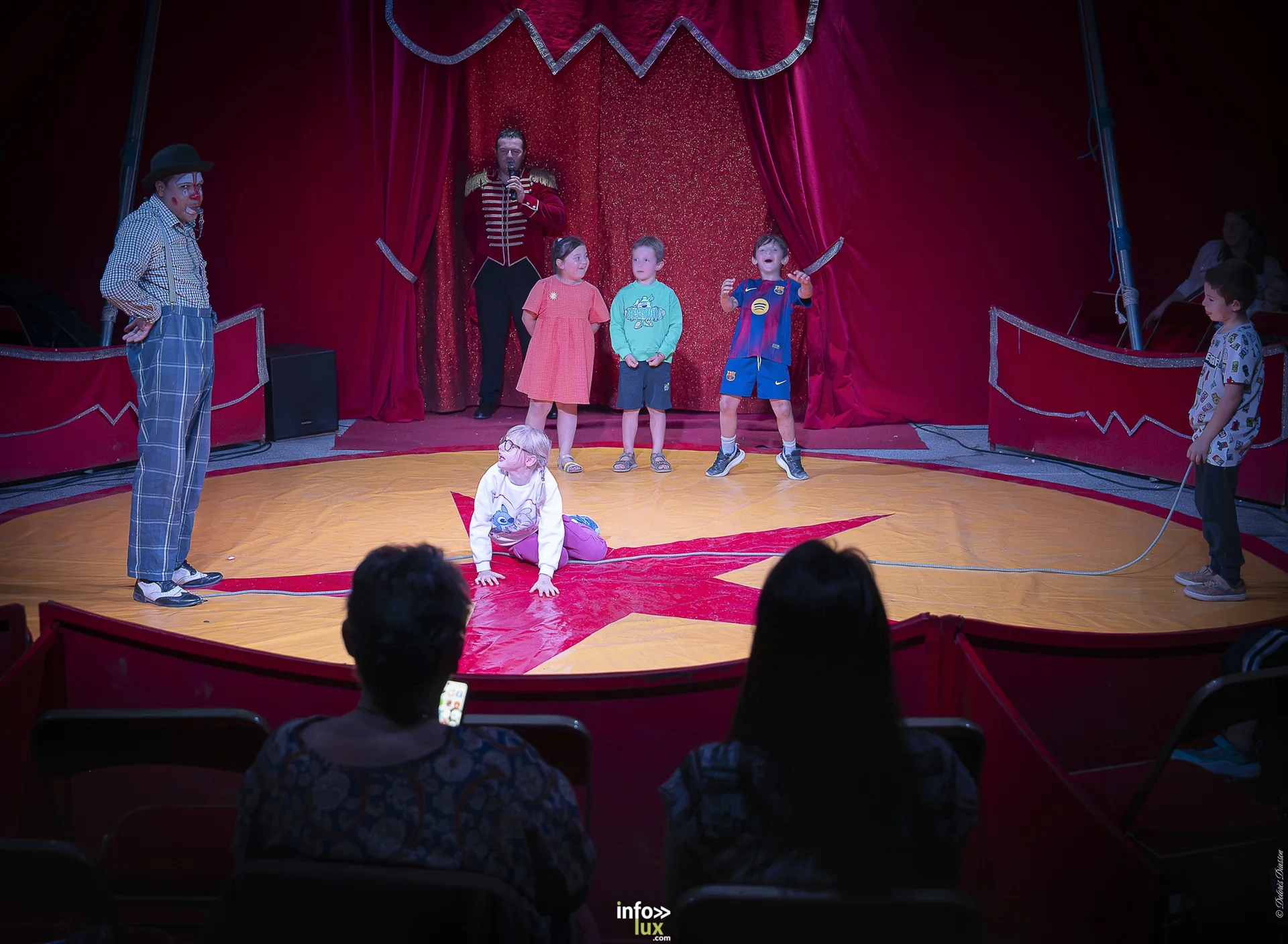 Univers Circus à Saint-Hubert, septembre 2026 : clown, équilibriste, jongleur, cerceaux et numéro de chien sous le chapiteau