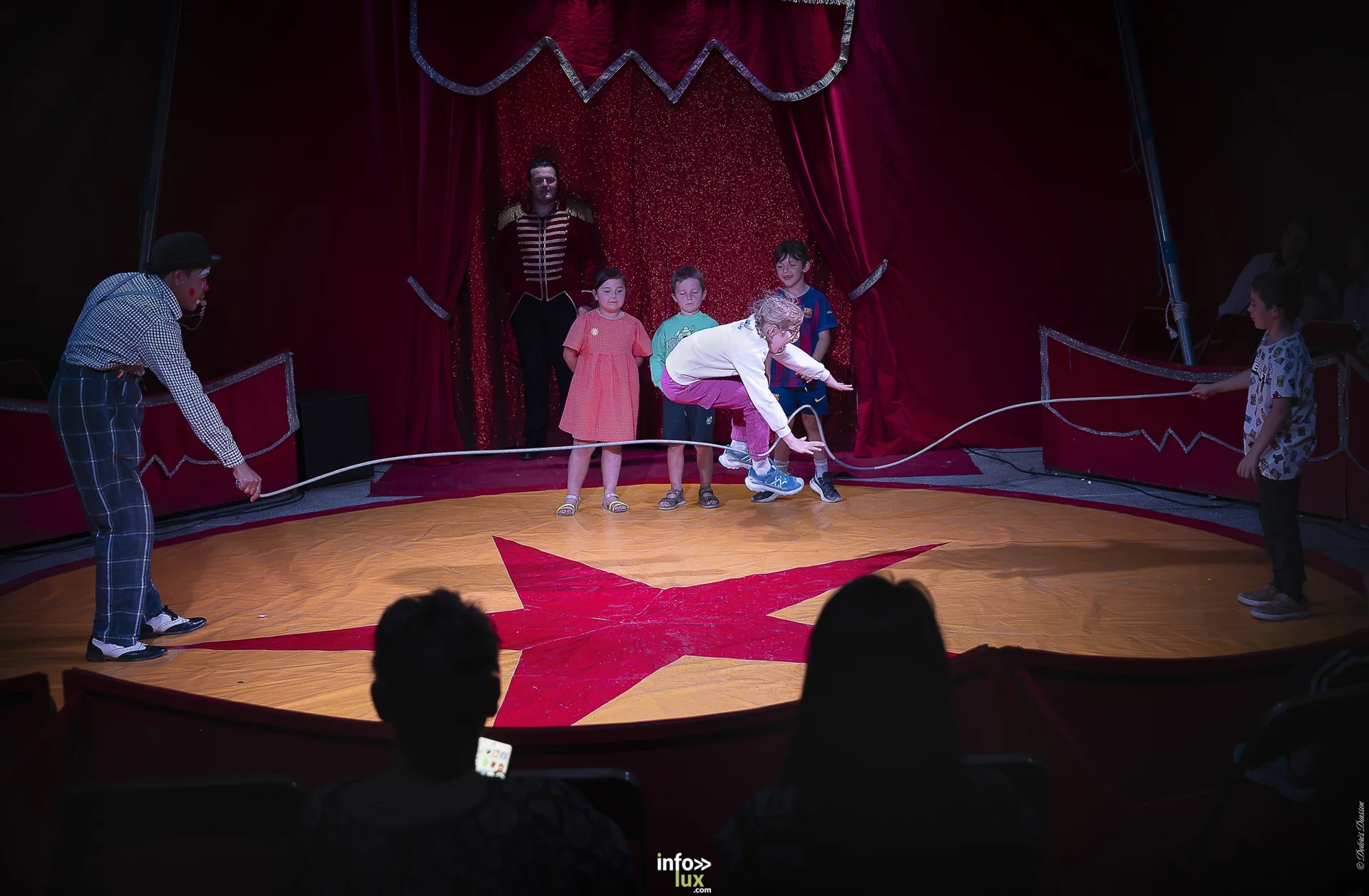 Univers Circus à Saint-Hubert, septembre 2026 : clown, équilibriste, jongleur, cerceaux et numéro de chien sous le chapiteau