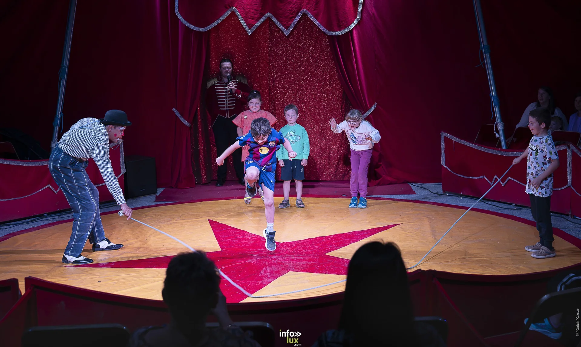 Univers Circus à Saint-Hubert, septembre 2026 : clown, équilibriste, jongleur, cerceaux et numéro de chien sous le chapiteau