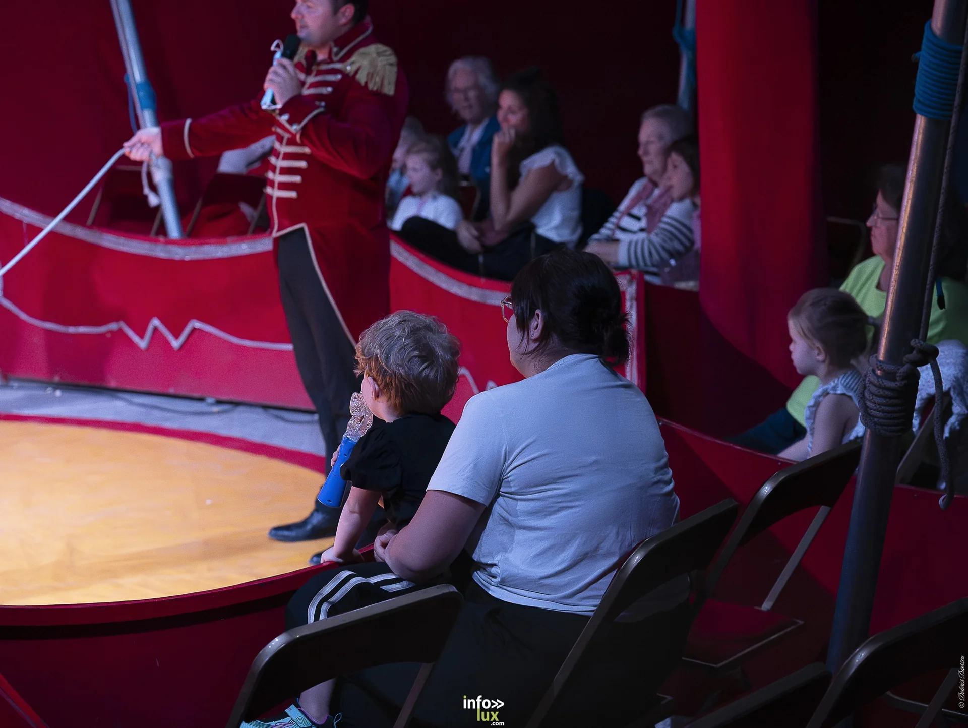 Univers Circus à Saint-Hubert, septembre 2026 : clown, équilibriste, jongleur, cerceaux et numéro de chien sous le chapiteau