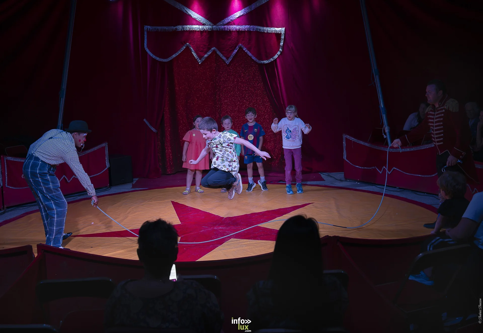 Univers Circus à Saint-Hubert, septembre 2026 : clown, équilibriste, jongleur, cerceaux et numéro de chien sous le chapiteau