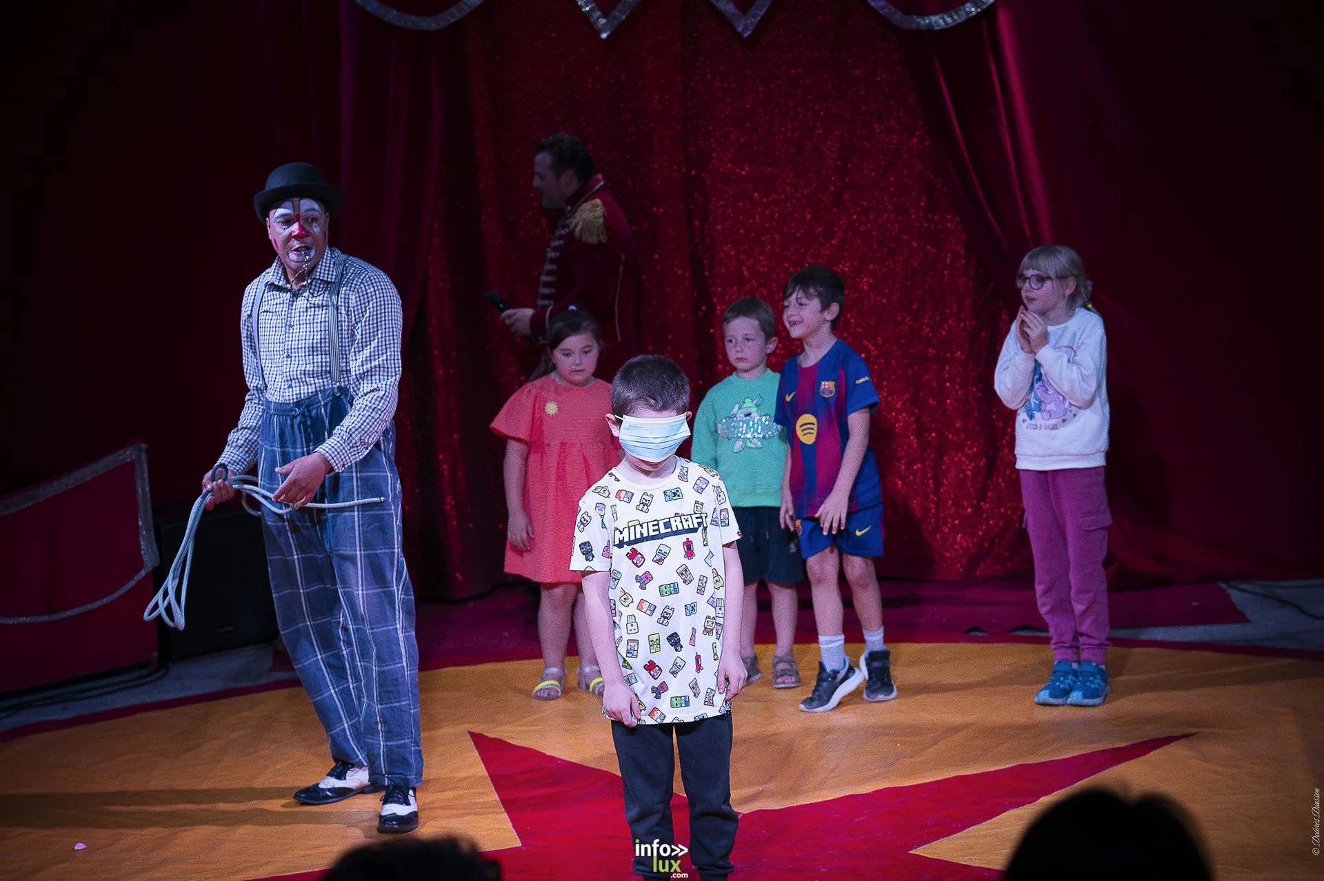 Univers Circus à Saint-Hubert, septembre 2026 : clown, équilibriste, jongleur, cerceaux et numéro de chien sous le chapiteau