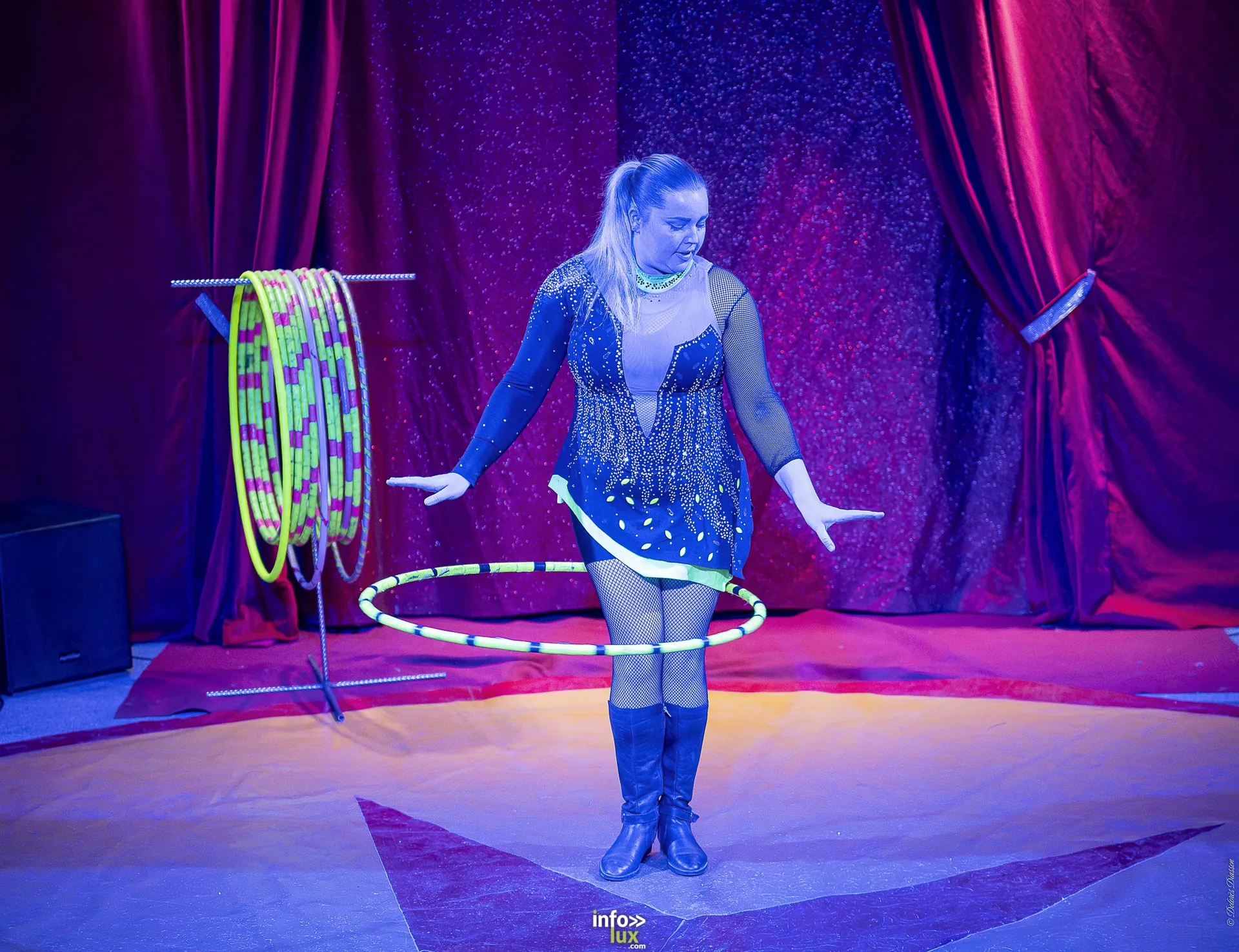 Univers Circus à Saint-Hubert, septembre 2026 : clown, équilibriste, jongleur, cerceaux et numéro de chien sous le chapiteau