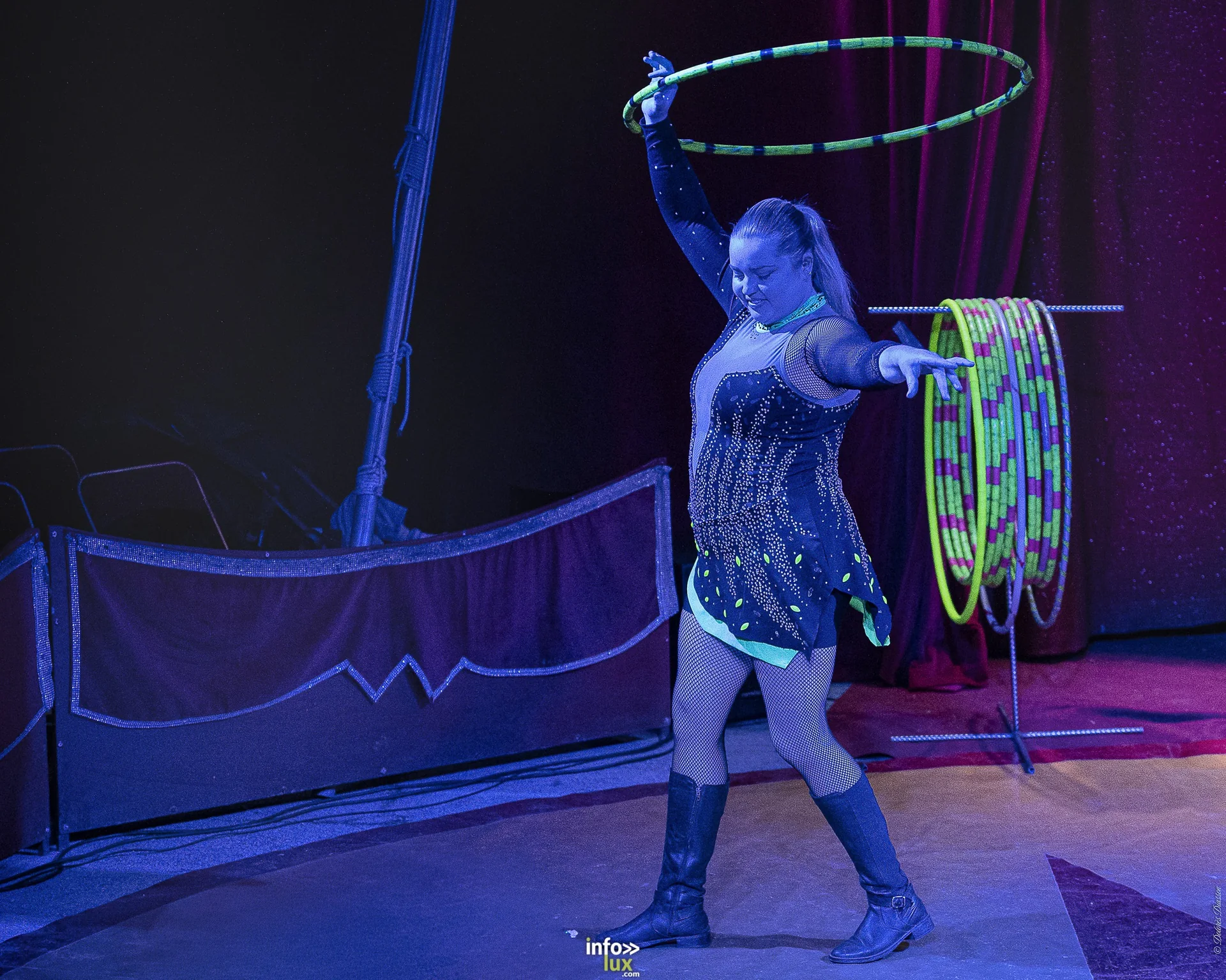 Univers Circus à Saint-Hubert, septembre 2026 : clown, équilibriste, jongleur, cerceaux et numéro de chien sous le chapiteau