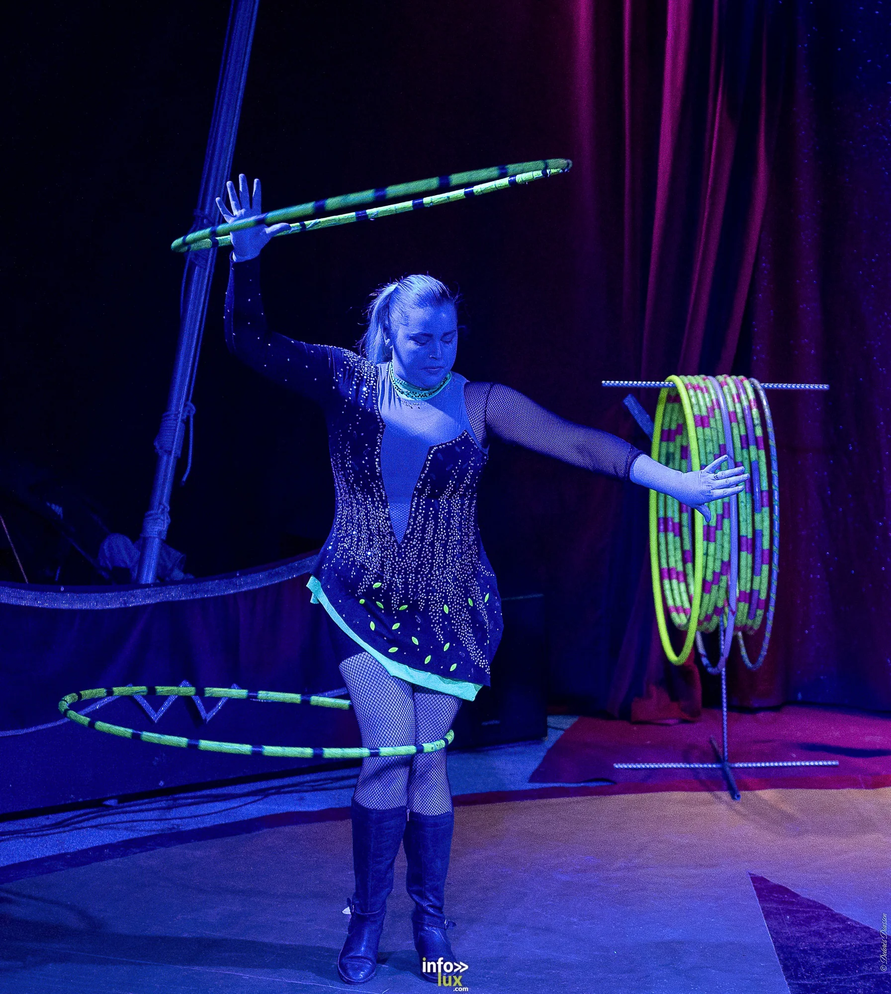 Univers Circus à Saint-Hubert, septembre 2026 : clown, équilibriste, jongleur, cerceaux et numéro de chien sous le chapiteau