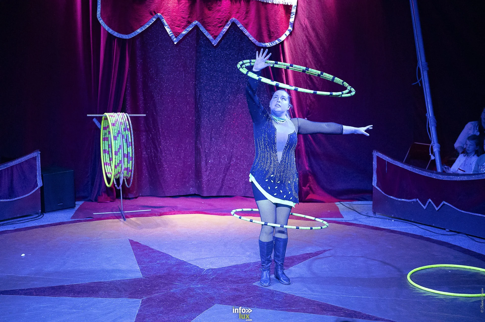 Univers Circus à Saint-Hubert, septembre 2026 : clown, équilibriste, jongleur, cerceaux et numéro de chien sous le chapiteau