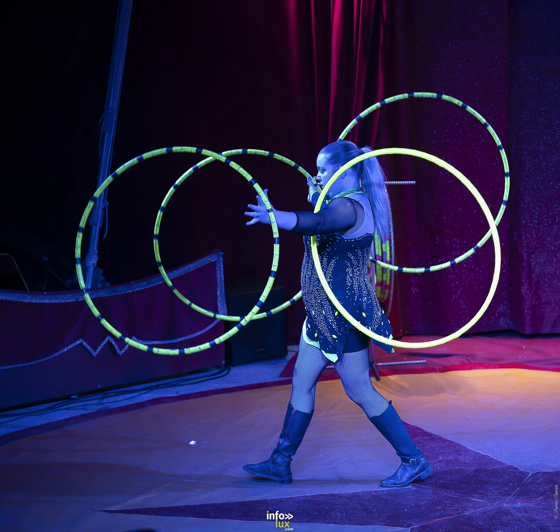 Univers Circus à Saint-Hubert, septembre 2026 : clown, équilibriste, jongleur, cerceaux et numéro de chien sous le chapiteau