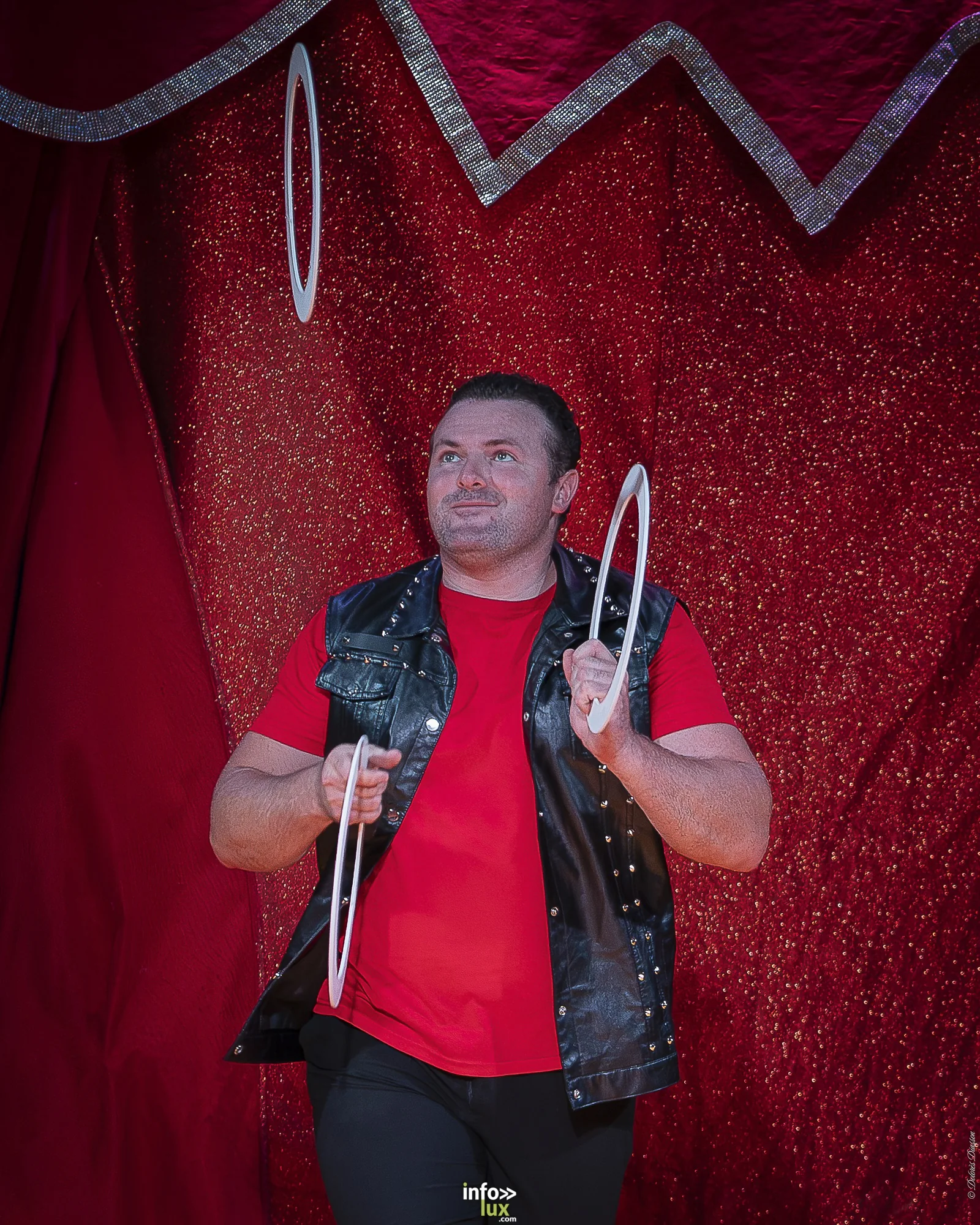 Univers Circus à Saint-Hubert, septembre 2026 : clown, équilibriste, jongleur, cerceaux et numéro de chien sous le chapiteau