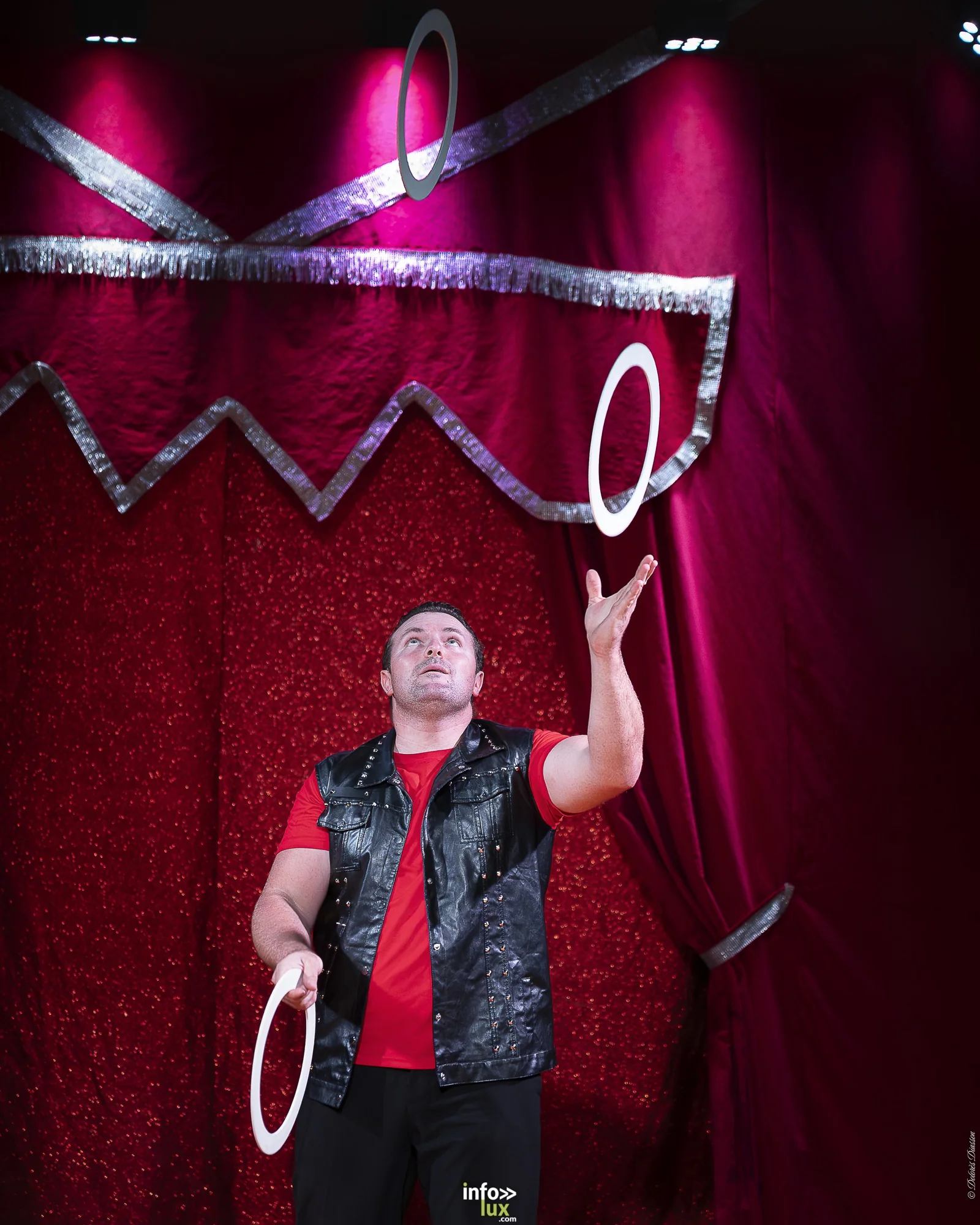 Univers Circus à Saint-Hubert, septembre 2026 : clown, équilibriste, jongleur, cerceaux et numéro de chien sous le chapiteau