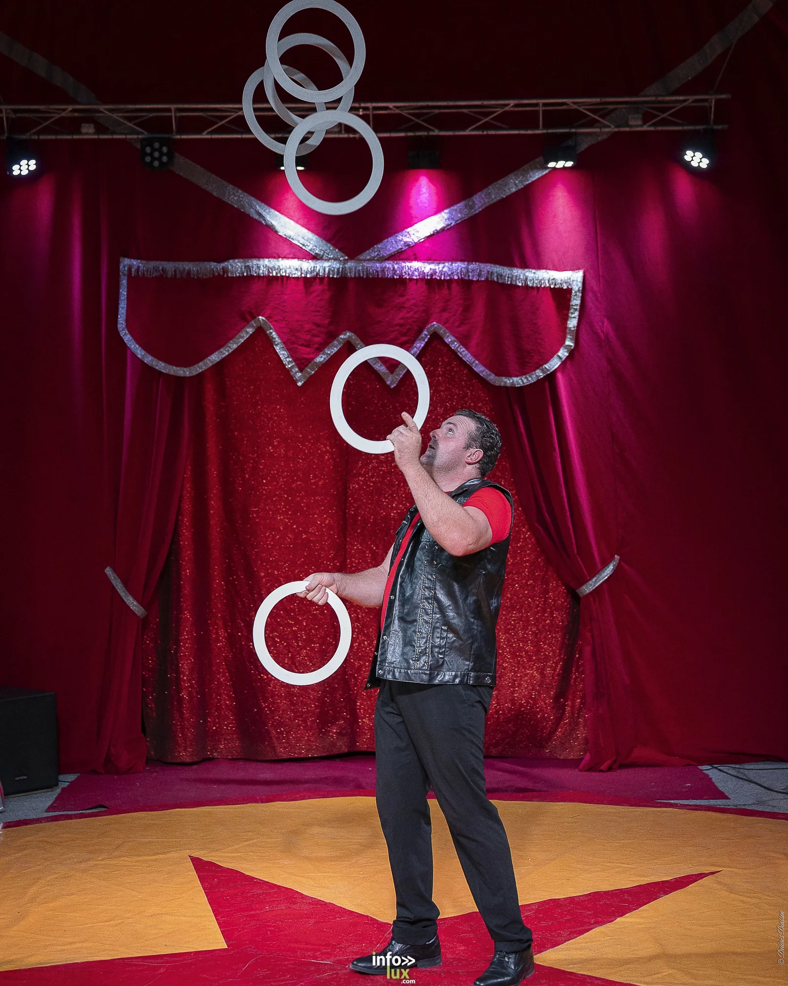 Univers Circus à Saint-Hubert, septembre 2026 : clown, équilibriste, jongleur, cerceaux et numéro de chien sous le chapiteau