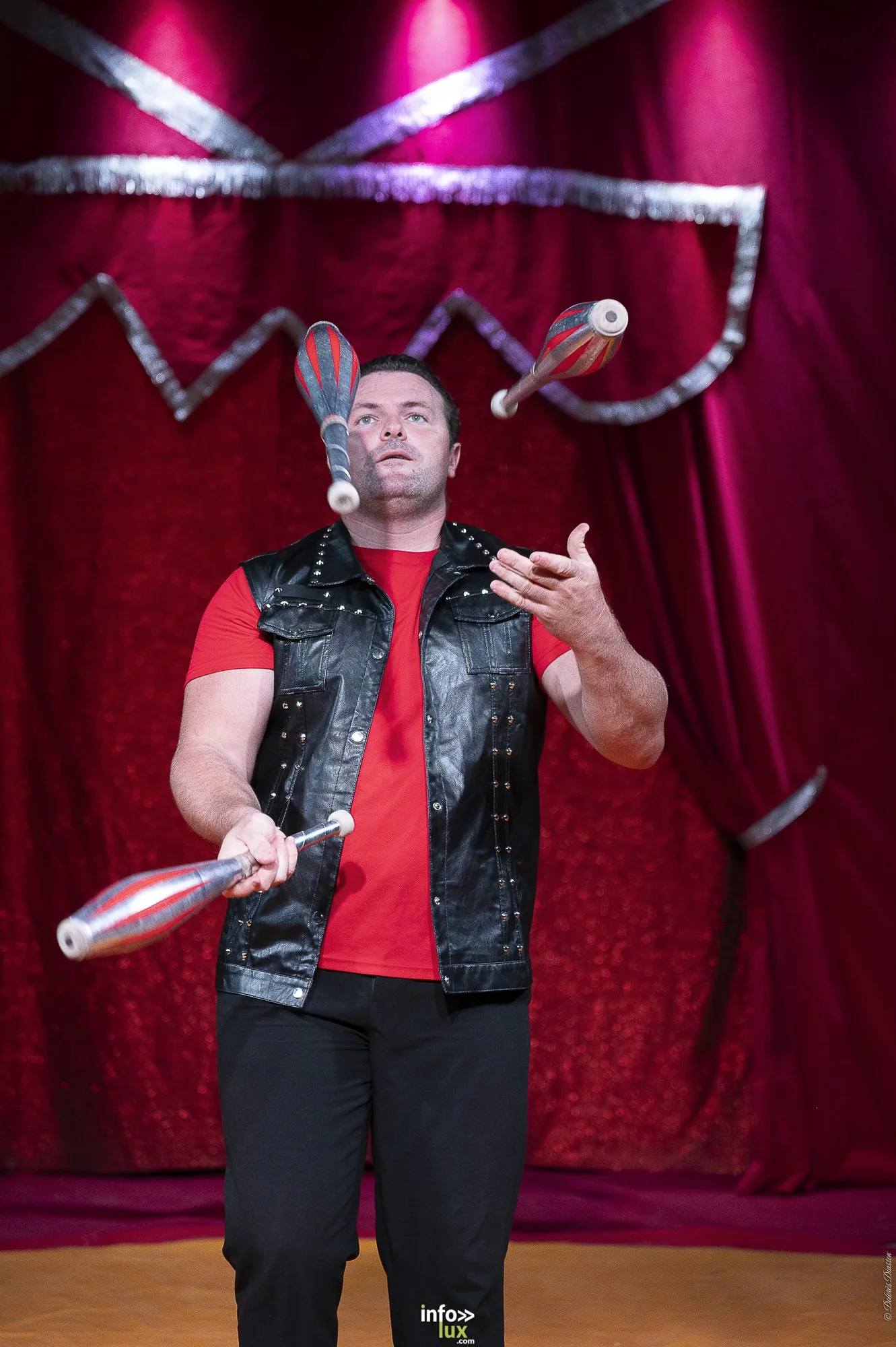 Univers Circus à Saint-Hubert, septembre 2026 : clown, équilibriste, jongleur, cerceaux et numéro de chien sous le chapiteau