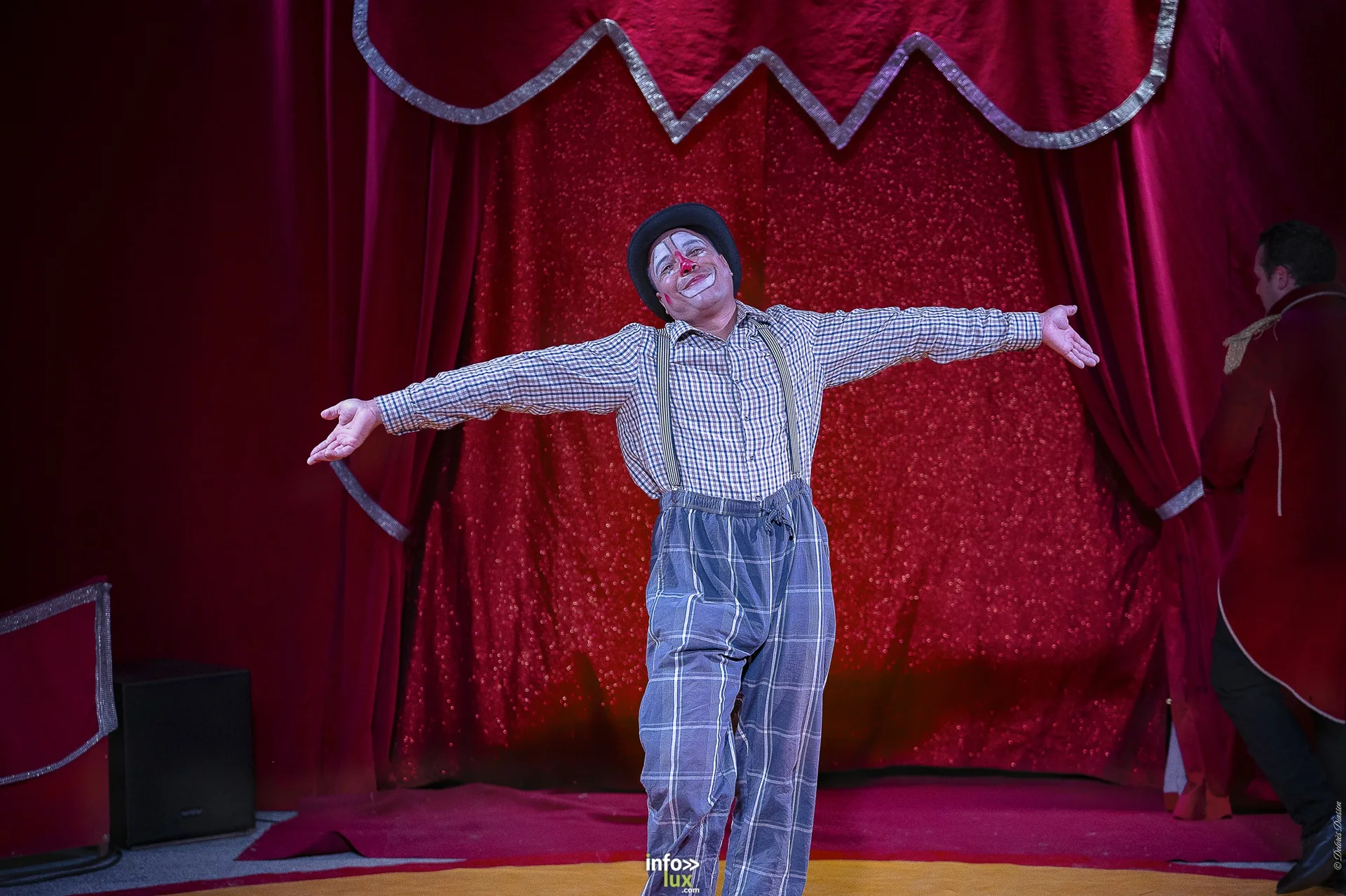 Univers Circus à Saint-Hubert, septembre 2026 : clown, équilibriste, jongleur, cerceaux et numéro de chien sous le chapiteau