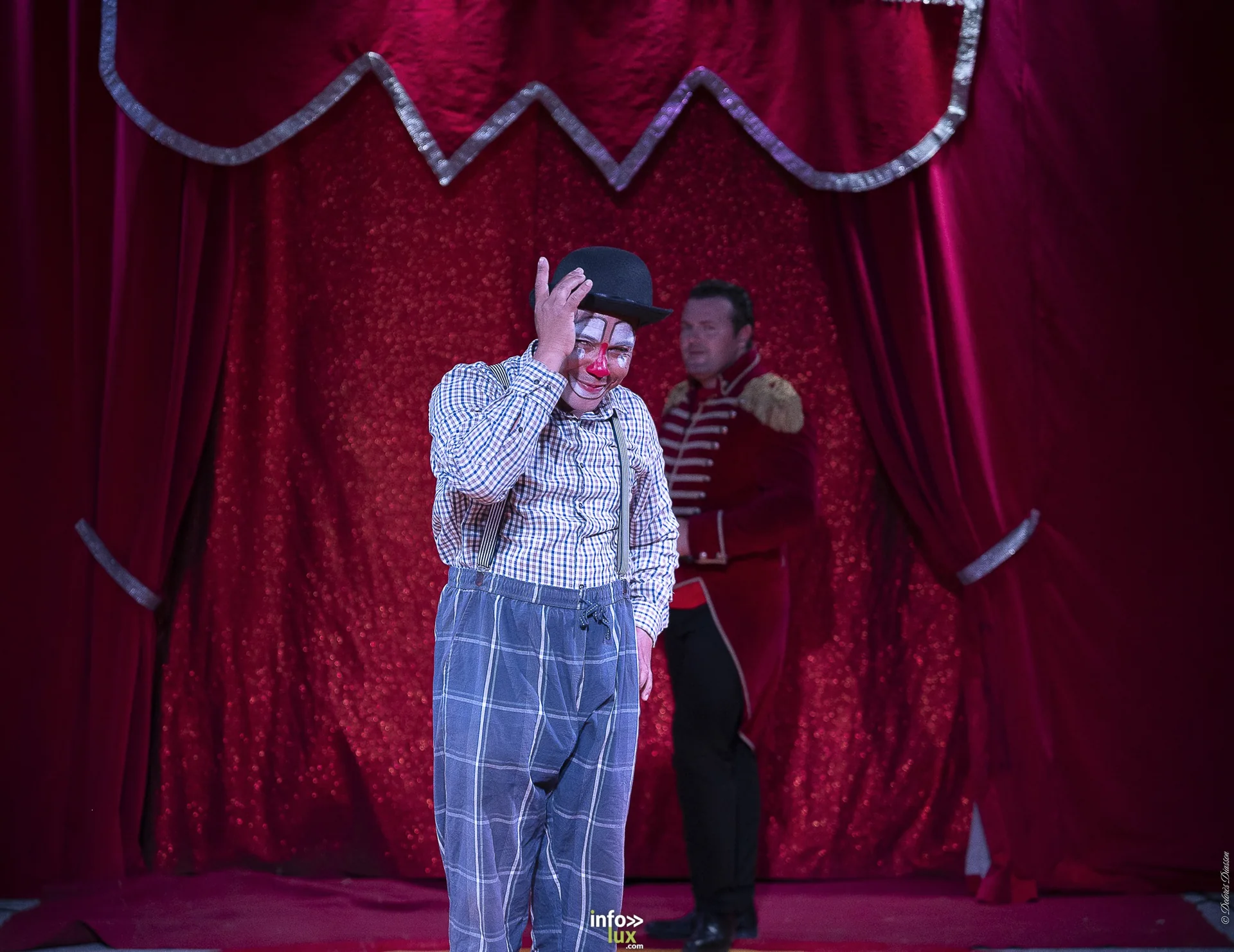 Univers Circus à Saint-Hubert, septembre 2026 : clown, équilibriste, jongleur, cerceaux et numéro de chien sous le chapiteau