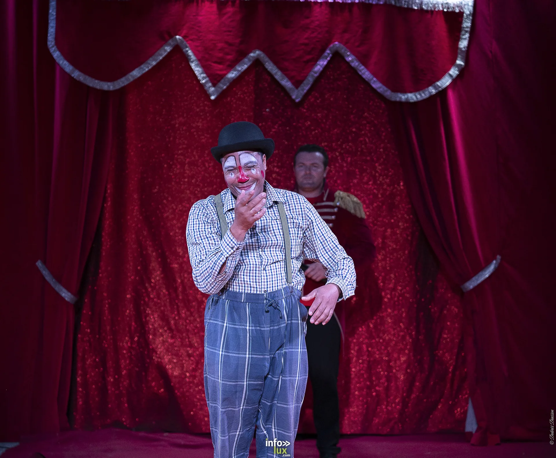 Univers Circus à Saint-Hubert, septembre 2026 : clown, équilibriste, jongleur, cerceaux et numéro de chien sous le chapiteau