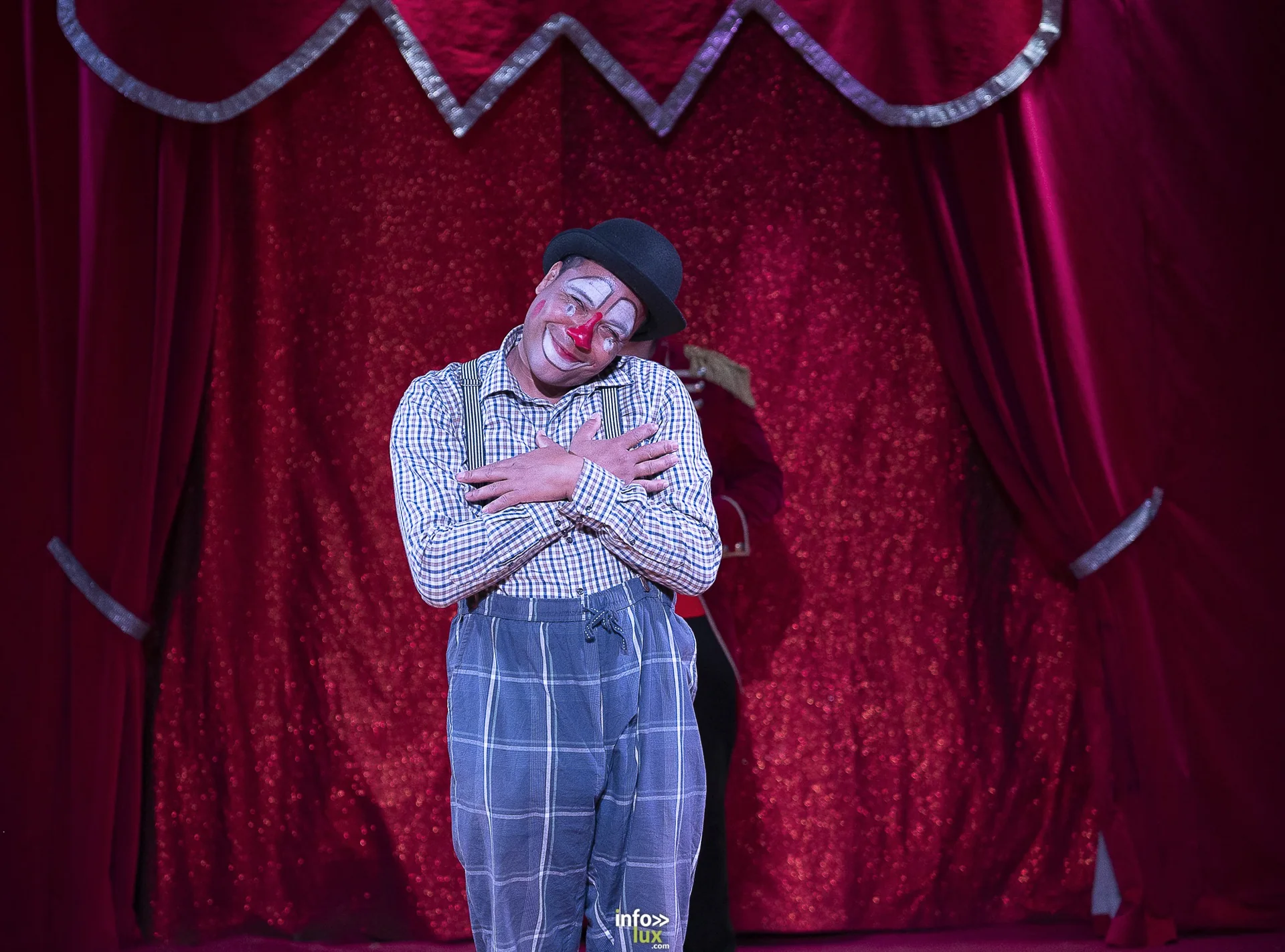 Univers Circus à Saint-Hubert, septembre 2026 : clown, équilibriste, jongleur, cerceaux et numéro de chien sous le chapiteau
