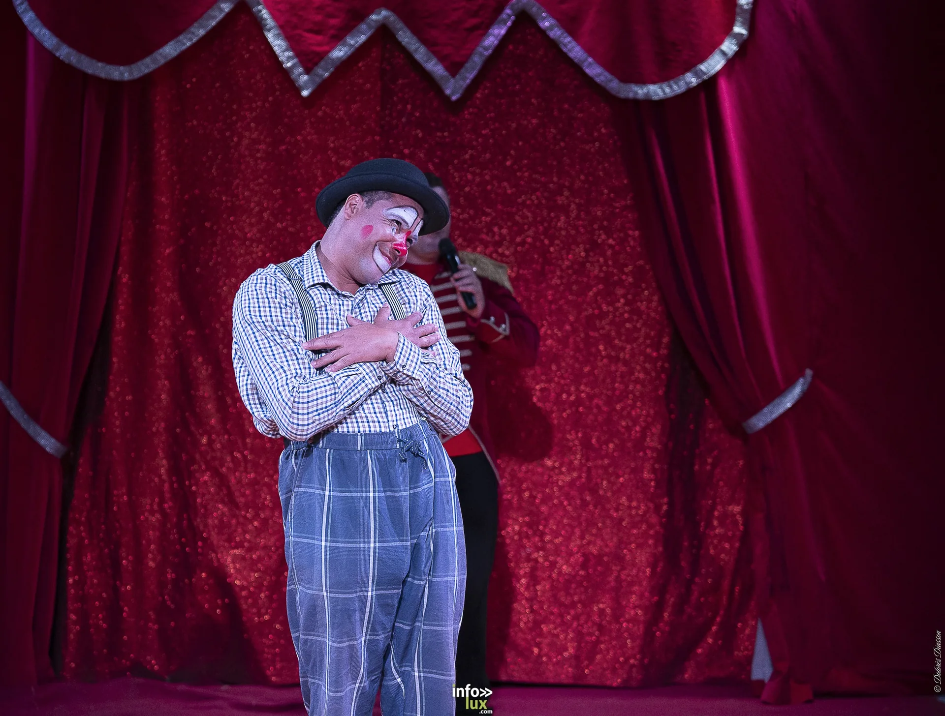 Univers Circus à Saint-Hubert, septembre 2026 : clown, équilibriste, jongleur, cerceaux et numéro de chien sous le chapiteau