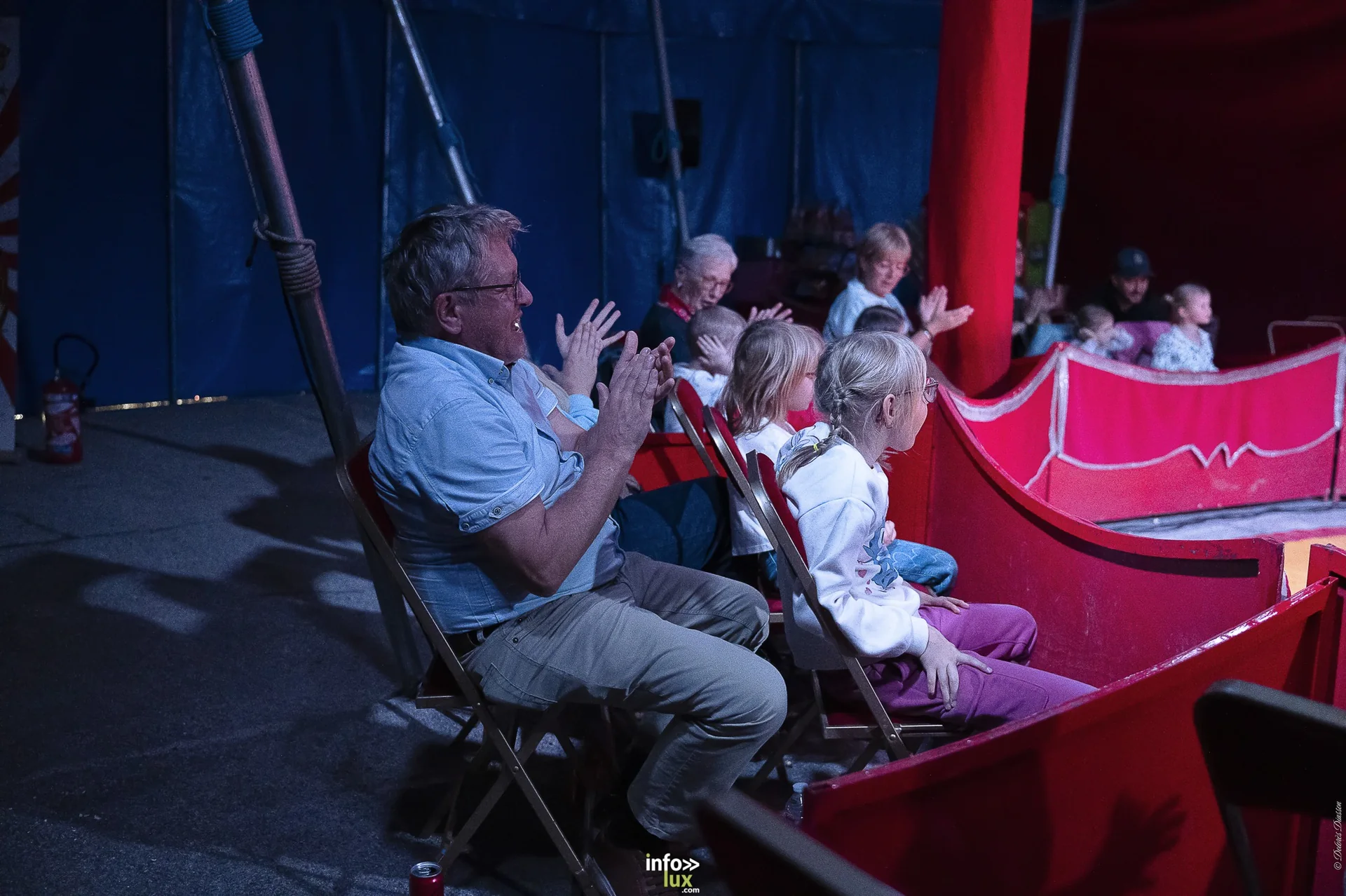 Univers Circus à Saint-Hubert, septembre 2026 : clown, équilibriste, jongleur, cerceaux et numéro de chien sous le chapiteau