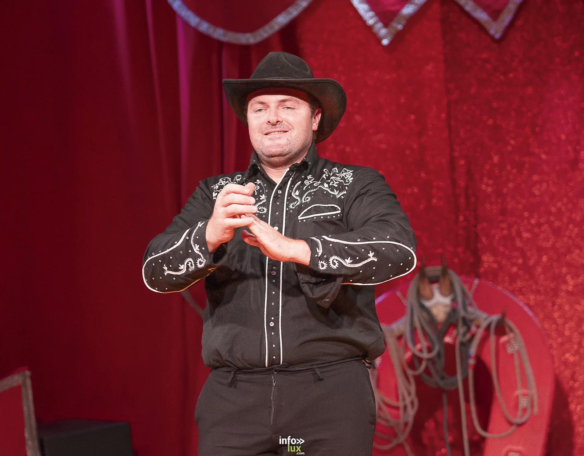 Univers Circus à Saint-Hubert, septembre 2026 : clown, équilibriste, jongleur, cerceaux et numéro de chien sous le chapiteau